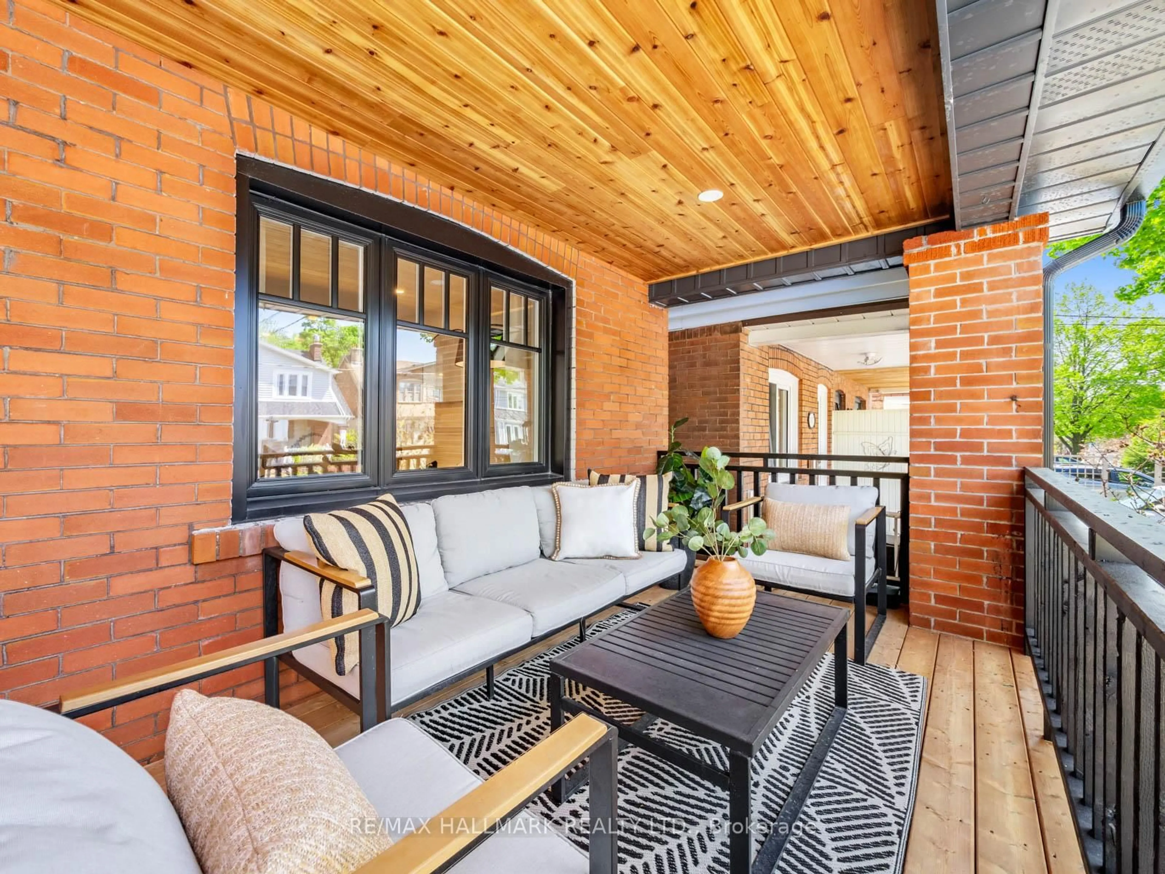 Patio, street for 311 Scarborough Rd, Toronto Ontario M4E 3M9