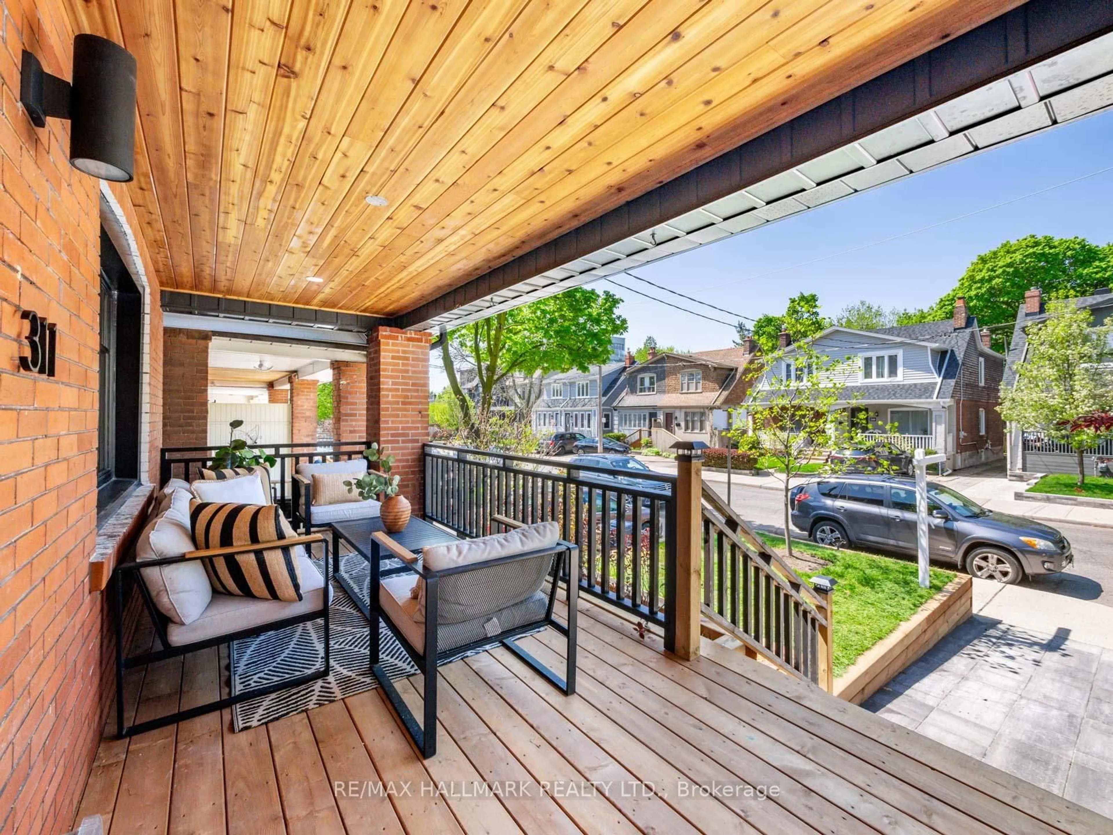 Patio, street for 311 Scarborough Rd, Toronto Ontario M4E 3M9