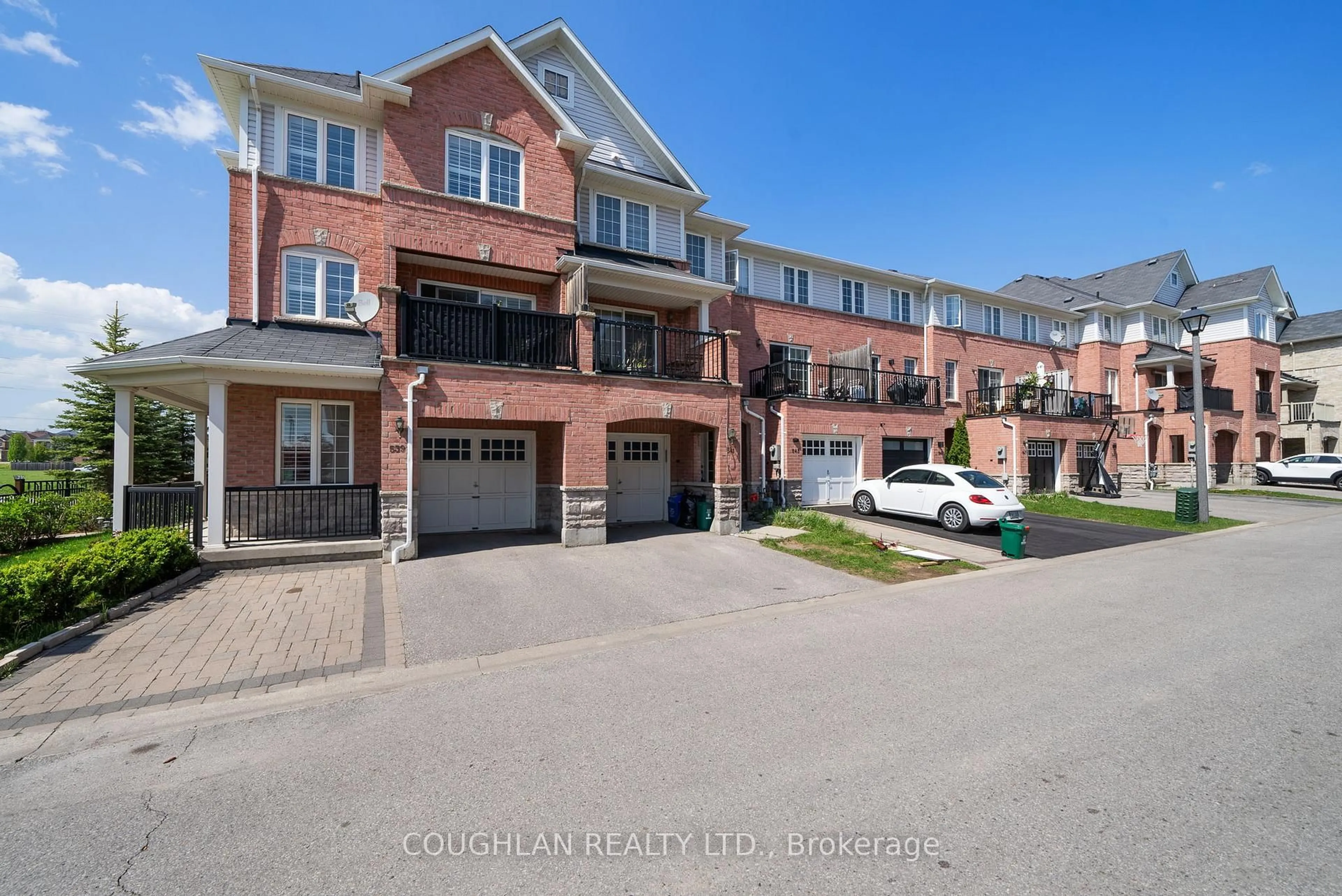 A pic from outside/outdoor area/front of a property/back of a property/a pic from drone, street for 541 Rossland Rd, Ajax Ontario L1Z 0K7