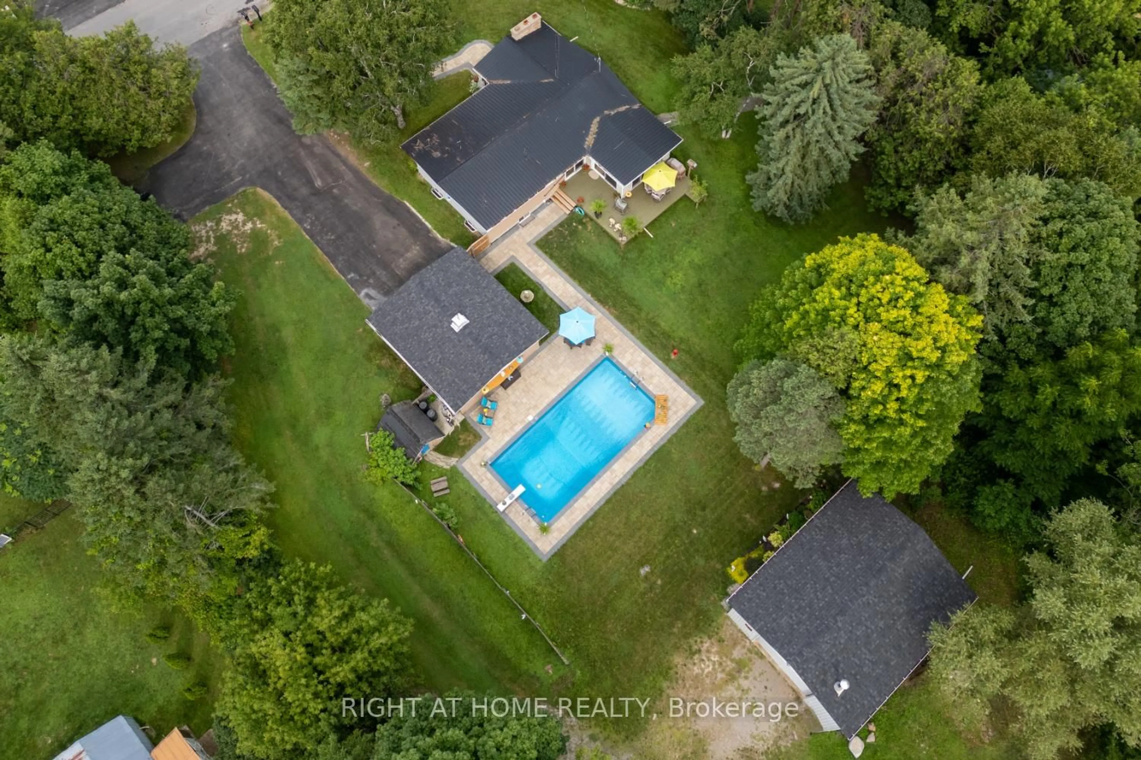 A pic from outside/outdoor area/front of a property/back of a property/a pic from drone, street for 141 Platten Blvd, Scugog Ontario L9L 1B4