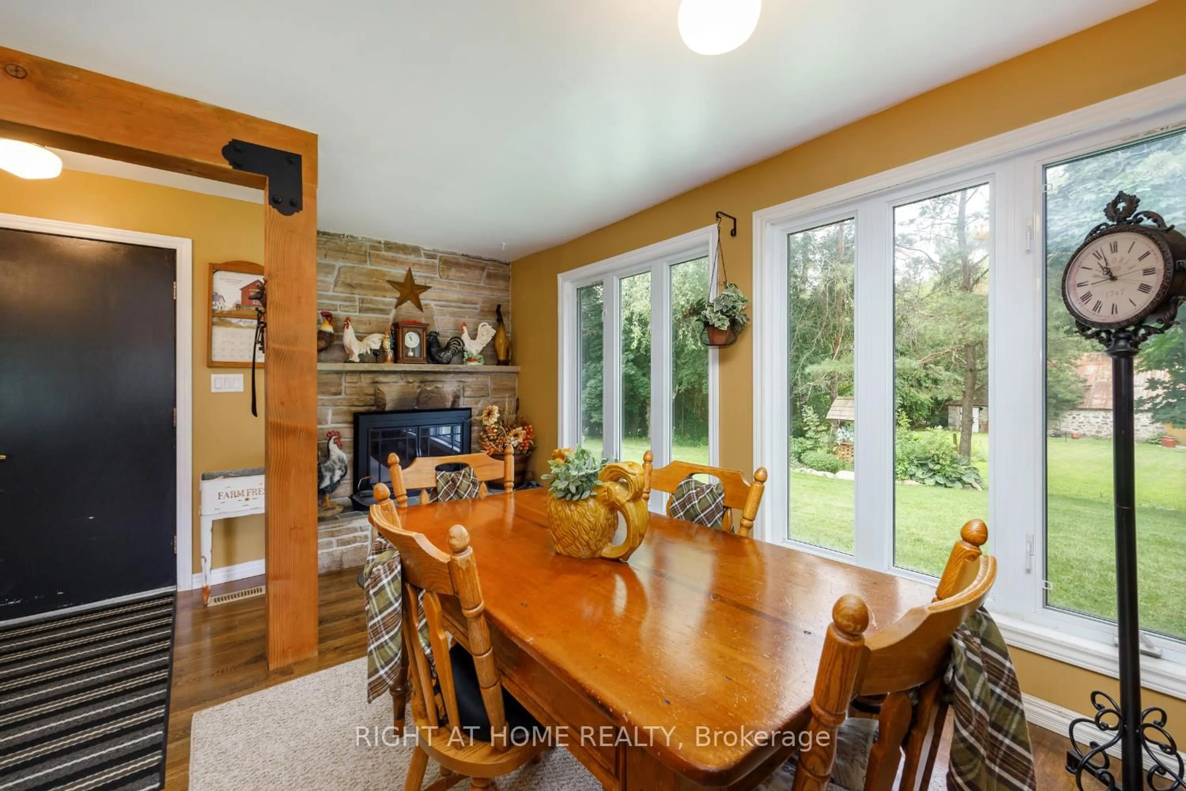 Dining room, ceramic/tile floor for 141 Platten Blvd, Scugog Ontario L9L 1B4