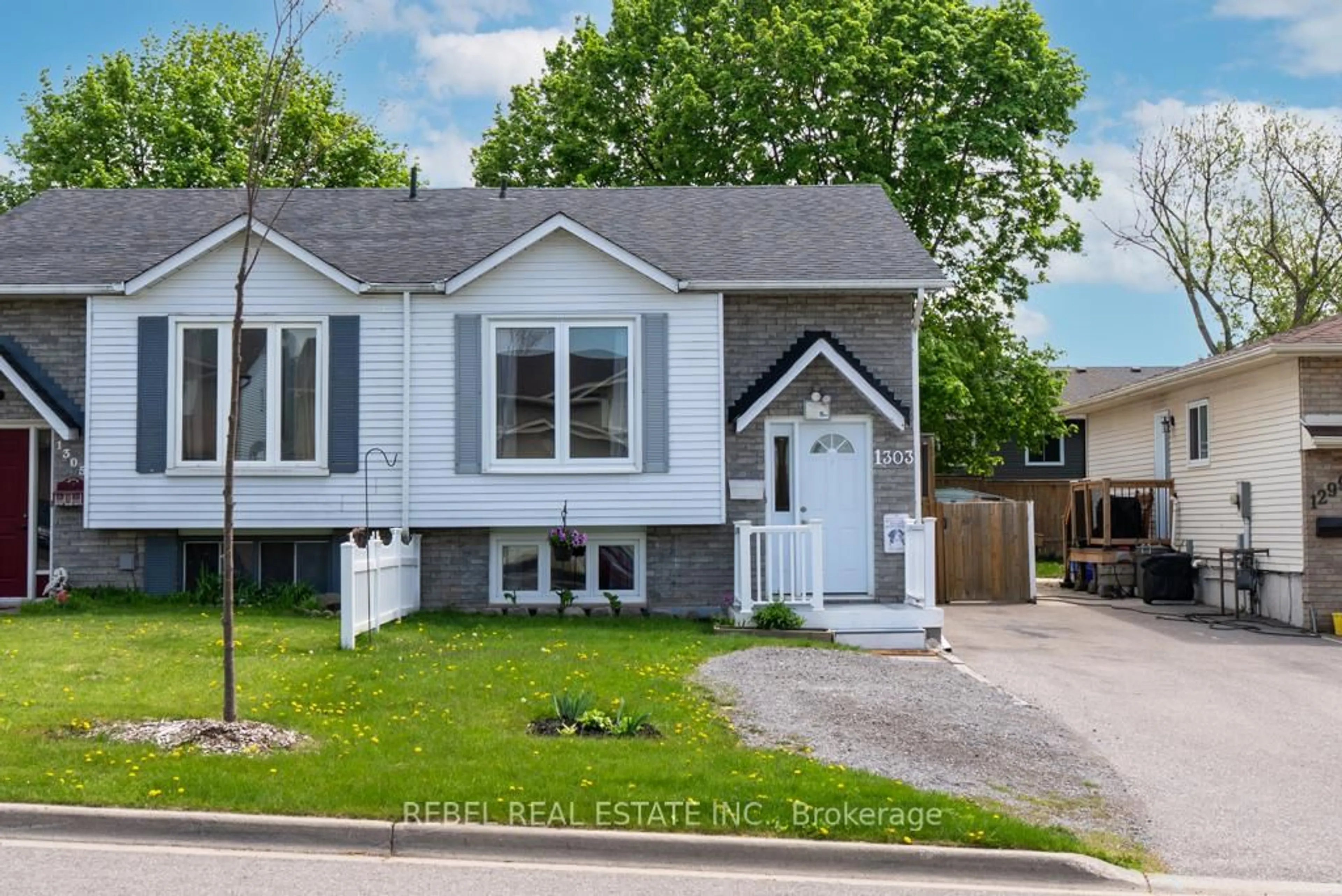 Home with vinyl exterior material, street for 1303 Pinehurst Ave, Oshawa Ontario L1H 8J8