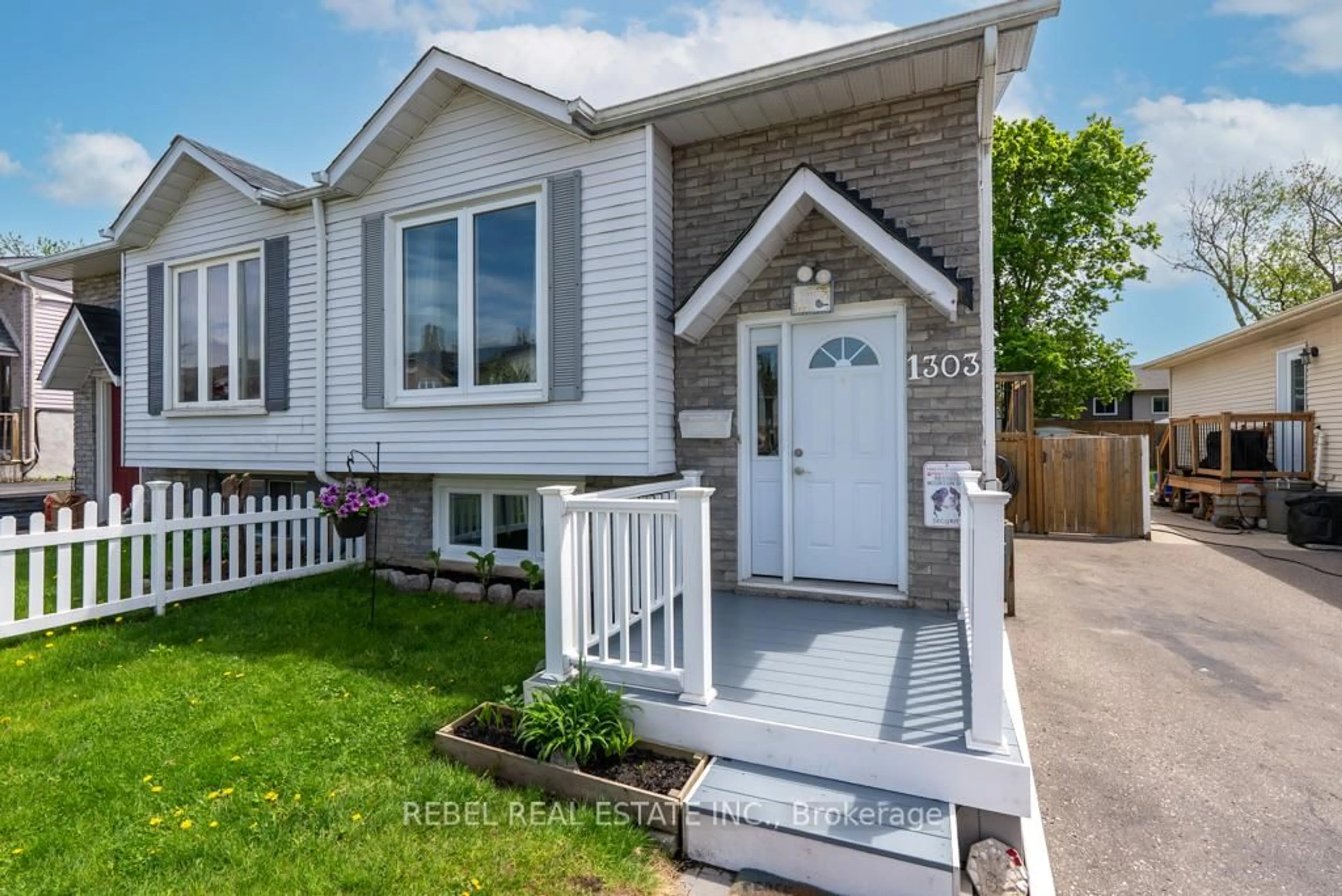 Home with vinyl exterior material, street for 1303 Pinehurst Ave, Oshawa Ontario L1H 8J8