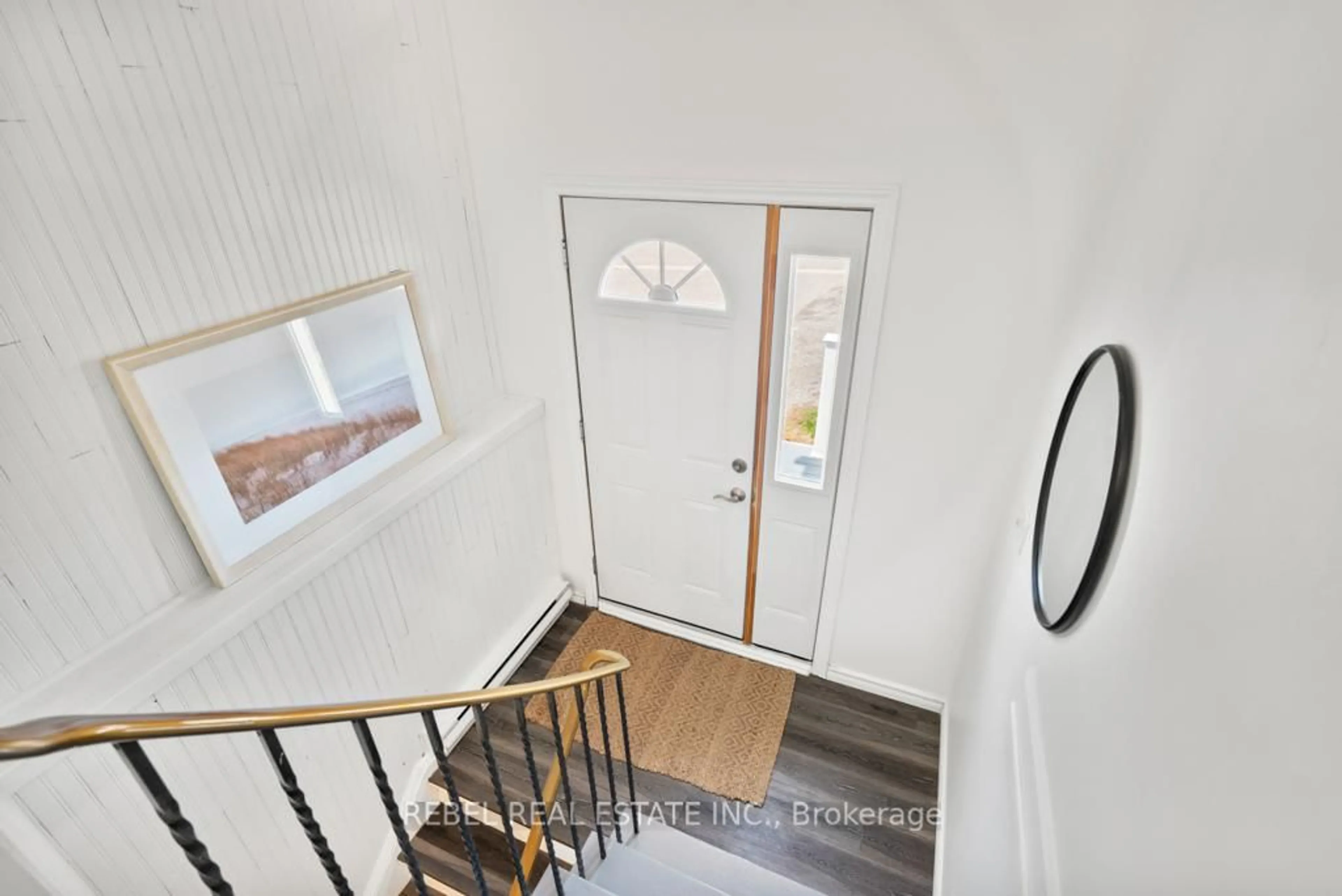 Indoor entryway for 1303 Pinehurst Ave, Oshawa Ontario L1H 8J8