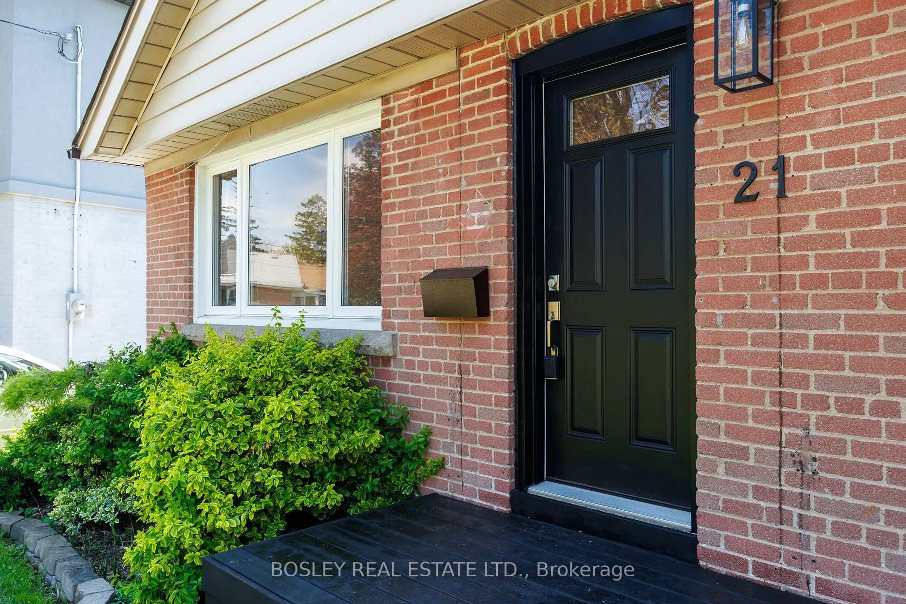 Indoor entryway for 21 Fairfax Cres, Toronto Ontario M1L 1Z6