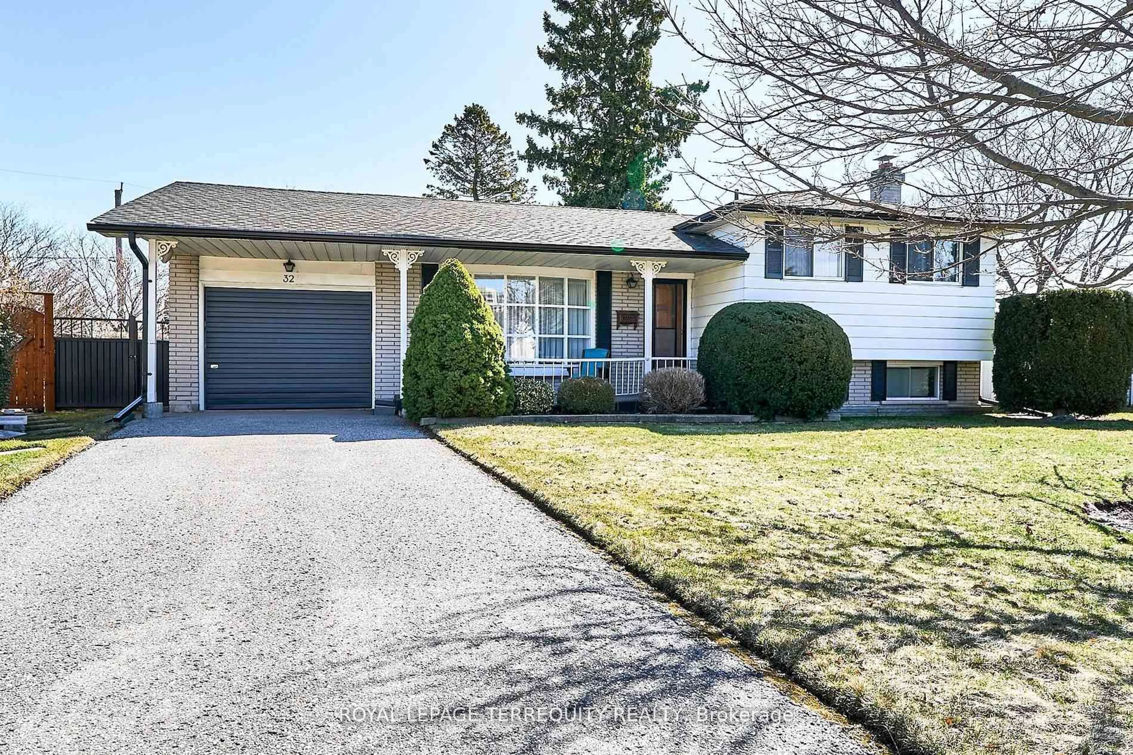 Home with vinyl exterior material, street for 32 O'Dell Crt, Ajax Ontario L1S 2W7