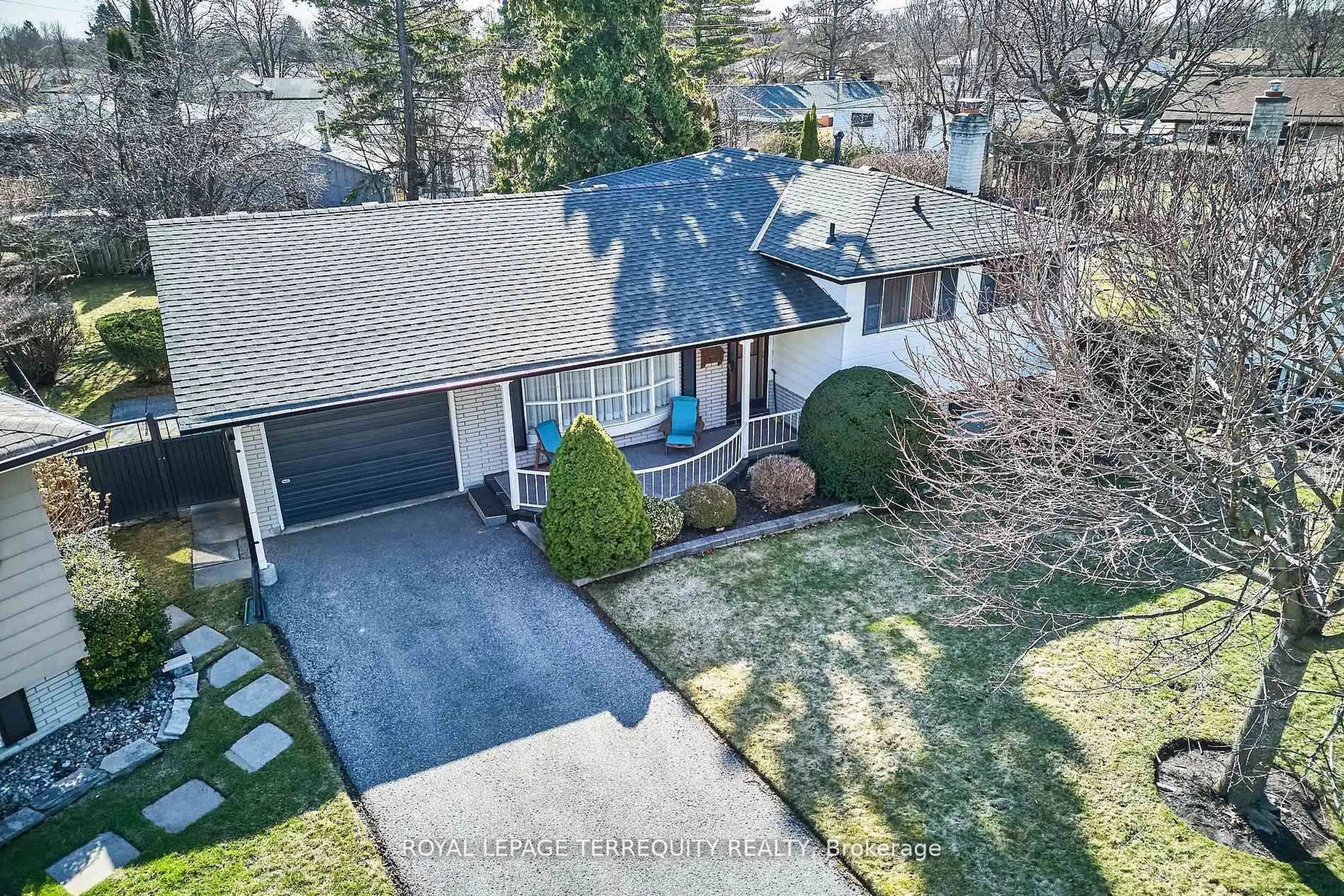 A pic from outside/outdoor area/front of a property/back of a property/a pic from drone, street for 32 O'Dell Crt, Ajax Ontario L1S 2W7