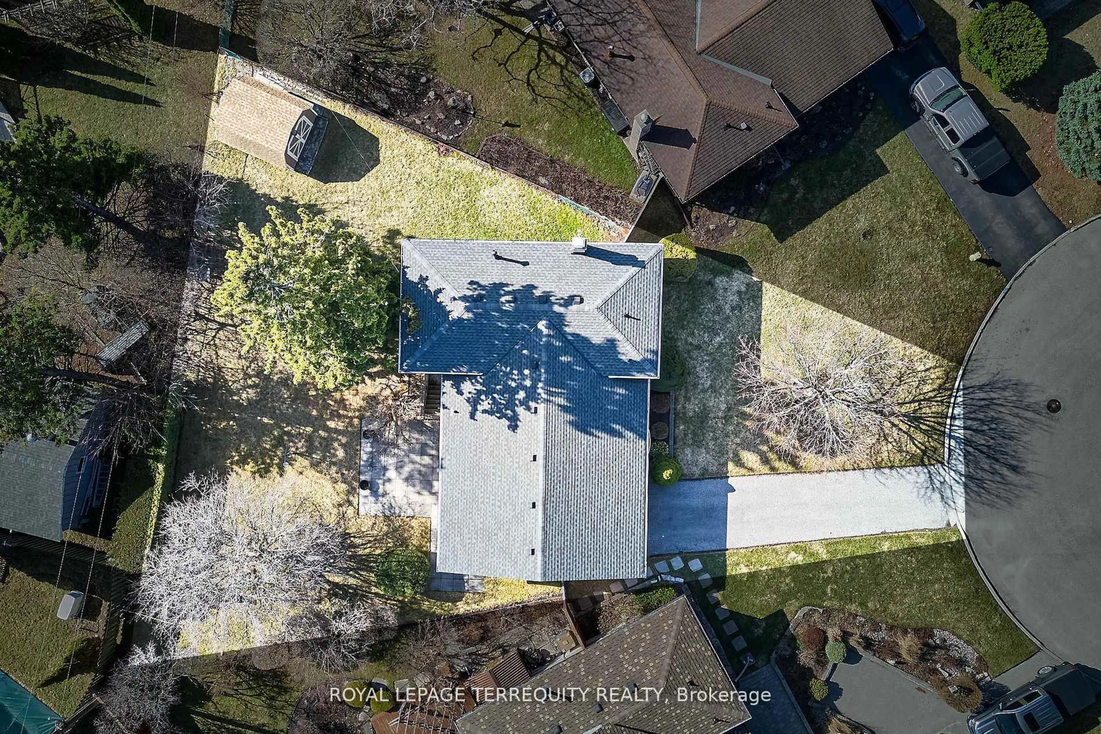 A pic from outside/outdoor area/front of a property/back of a property/a pic from drone, street for 32 O'Dell Crt, Ajax Ontario L1S 2W7