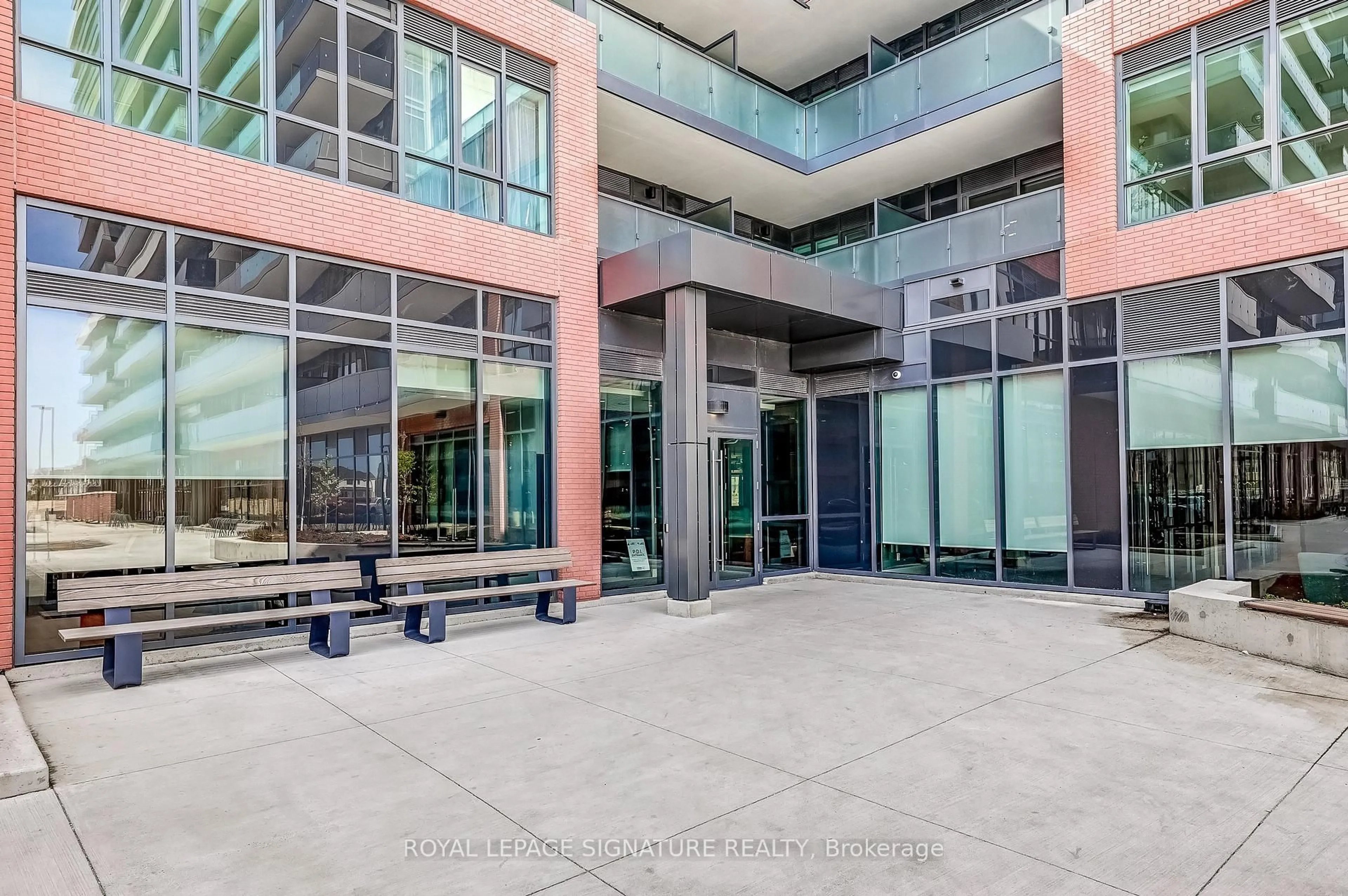 Indoor foyer for 2545 Simcoe St #1514, Oshawa Ontario L1L 0W3