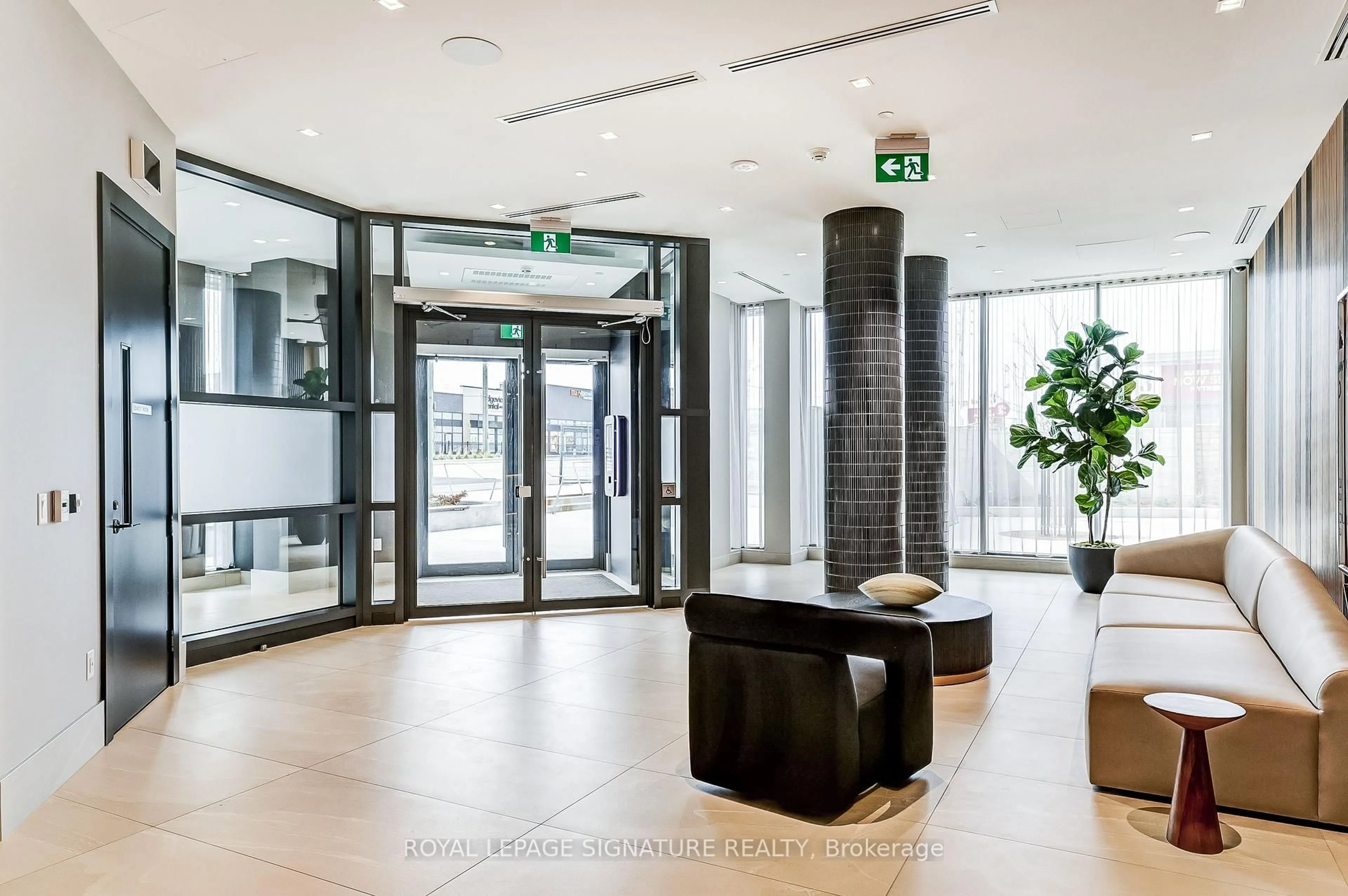 Indoor foyer for 2545 Simcoe St #1514, Oshawa Ontario L1L 0W3