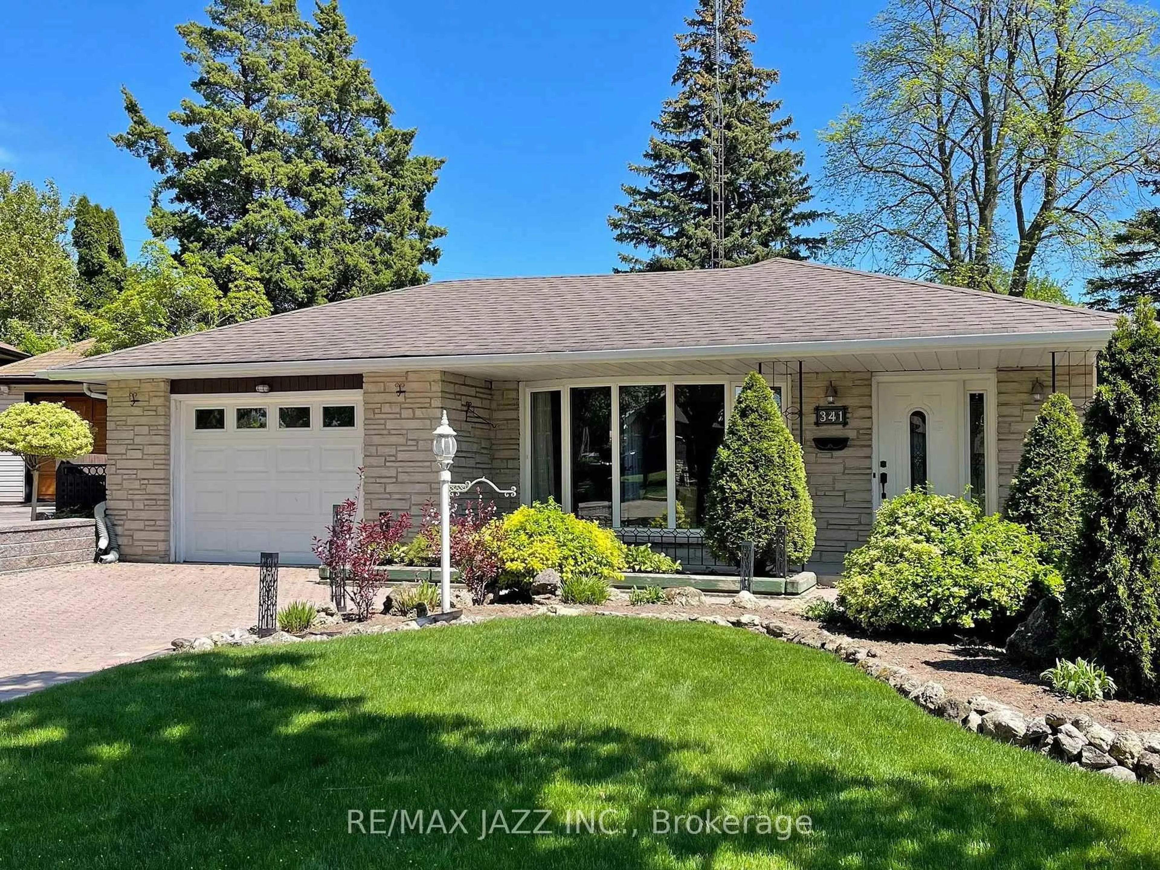 Home with vinyl exterior material, street for 341 Elizabeth St, Oshawa Ontario L1J 5S7