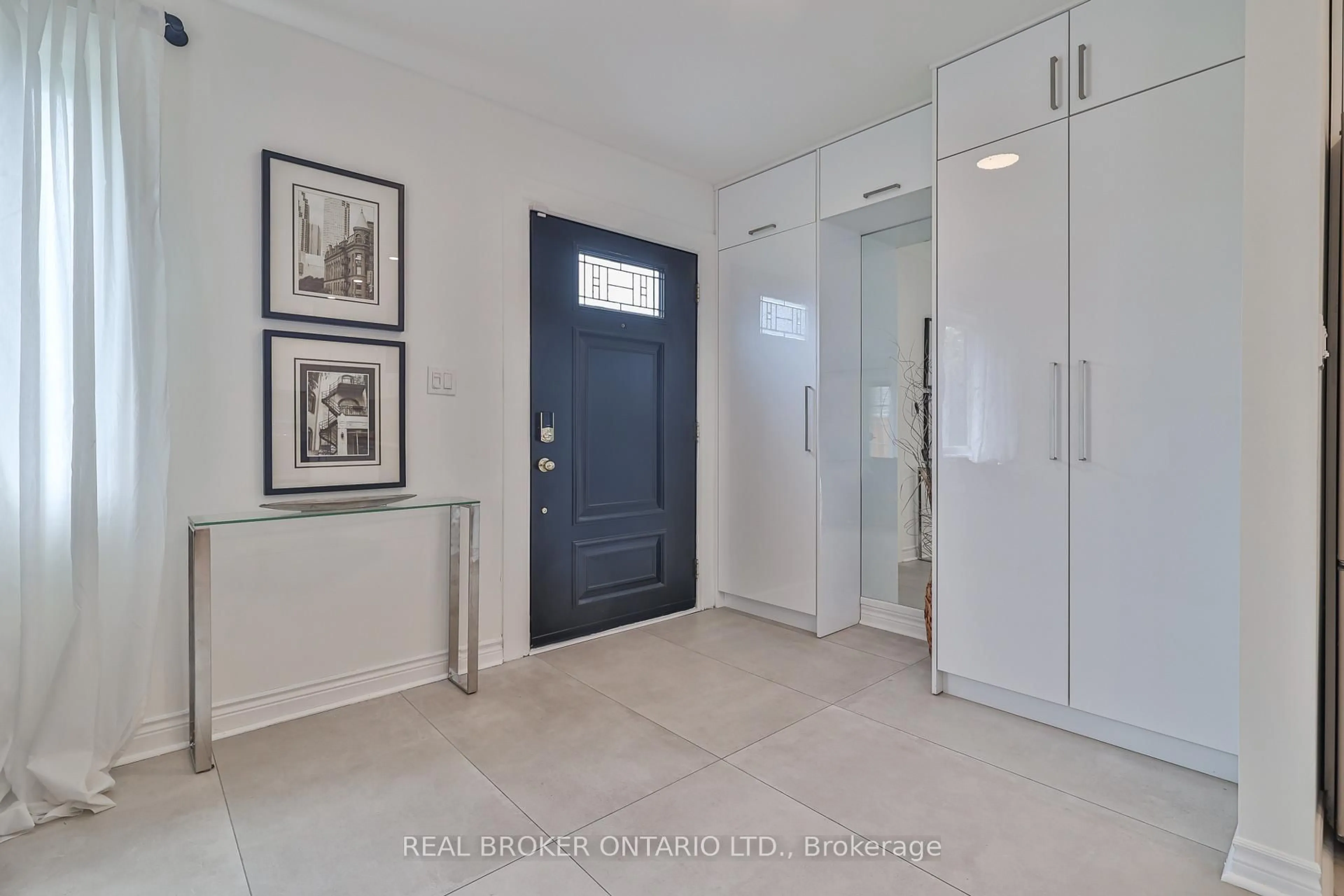 Indoor entryway for 70 Colonial Ave, Toronto Ontario M1M 2C5