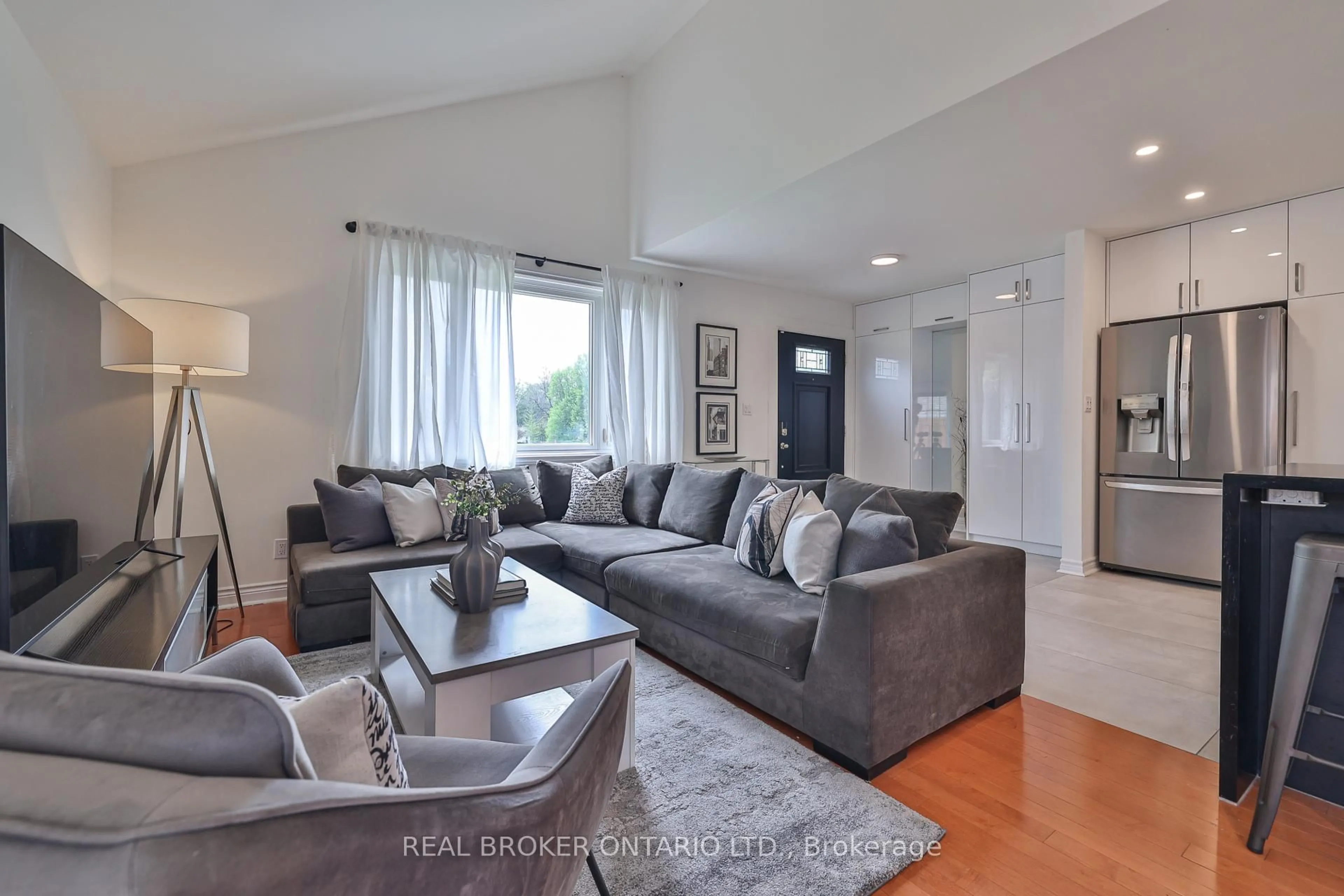 Living room with furniture, unknown for 70 Colonial Ave, Toronto Ontario M1M 2C5