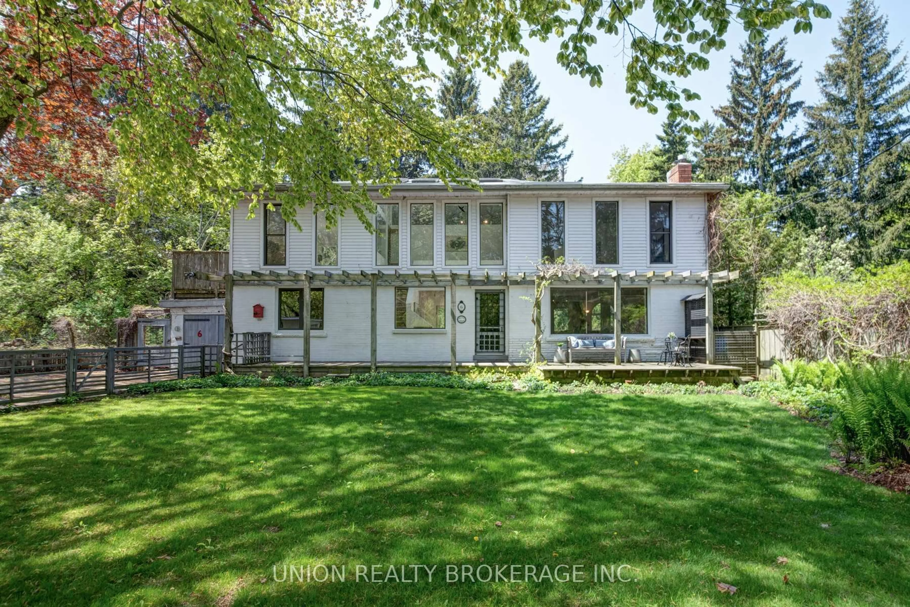 A pic from outside/outdoor area/front of a property/back of a property/a pic from drone, street for 6 Wynnview Crt, Toronto Ontario M1N 3K3