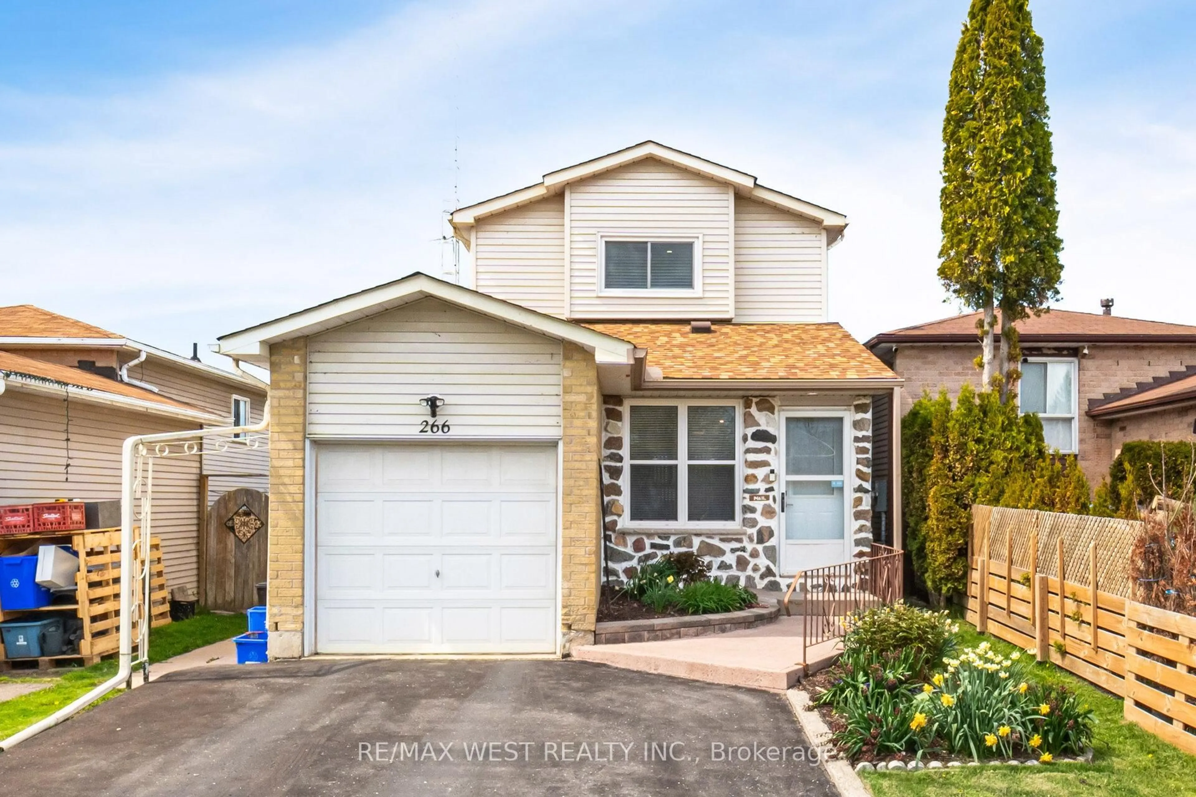 Home with vinyl exterior material, street for 266 Lakeview Park Ave, Oshawa Ontario L1J 7M5