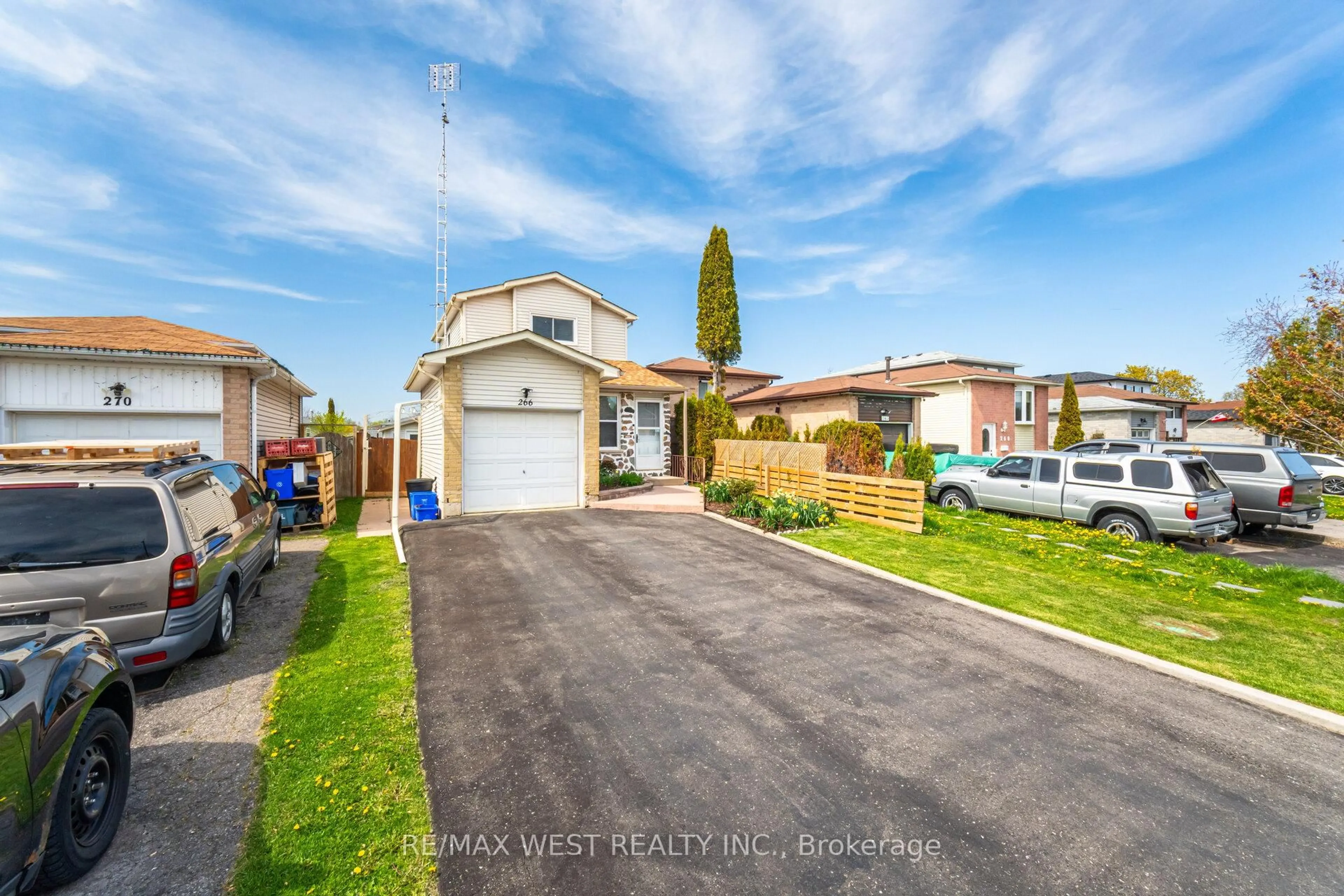 A pic from outside/outdoor area/front of a property/back of a property/a pic from drone, street for 266 Lakeview Park Ave, Oshawa Ontario L1J 7M5