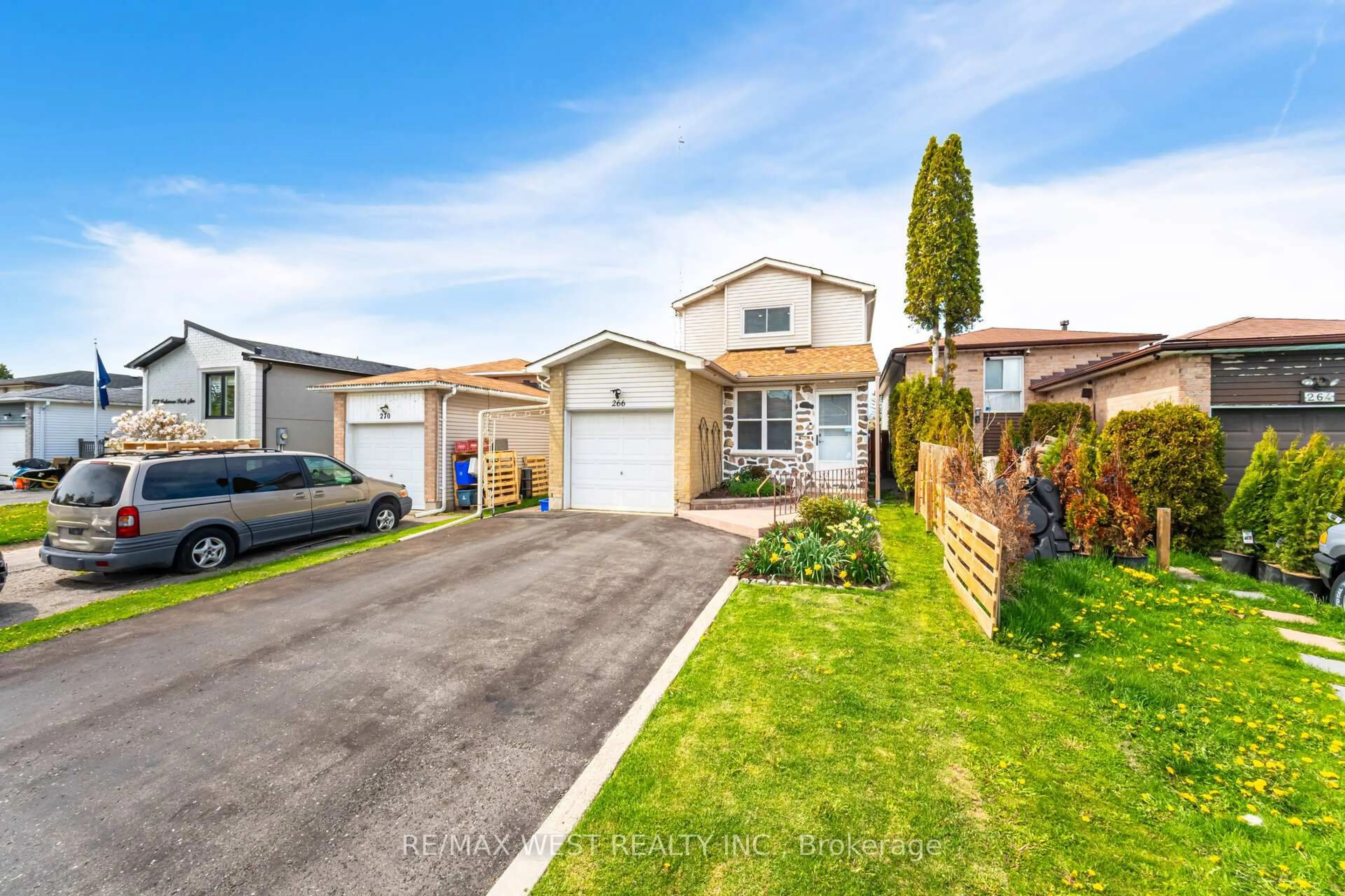 A pic from outside/outdoor area/front of a property/back of a property/a pic from drone, street for 266 Lakeview Park Ave, Oshawa Ontario L1J 7M5