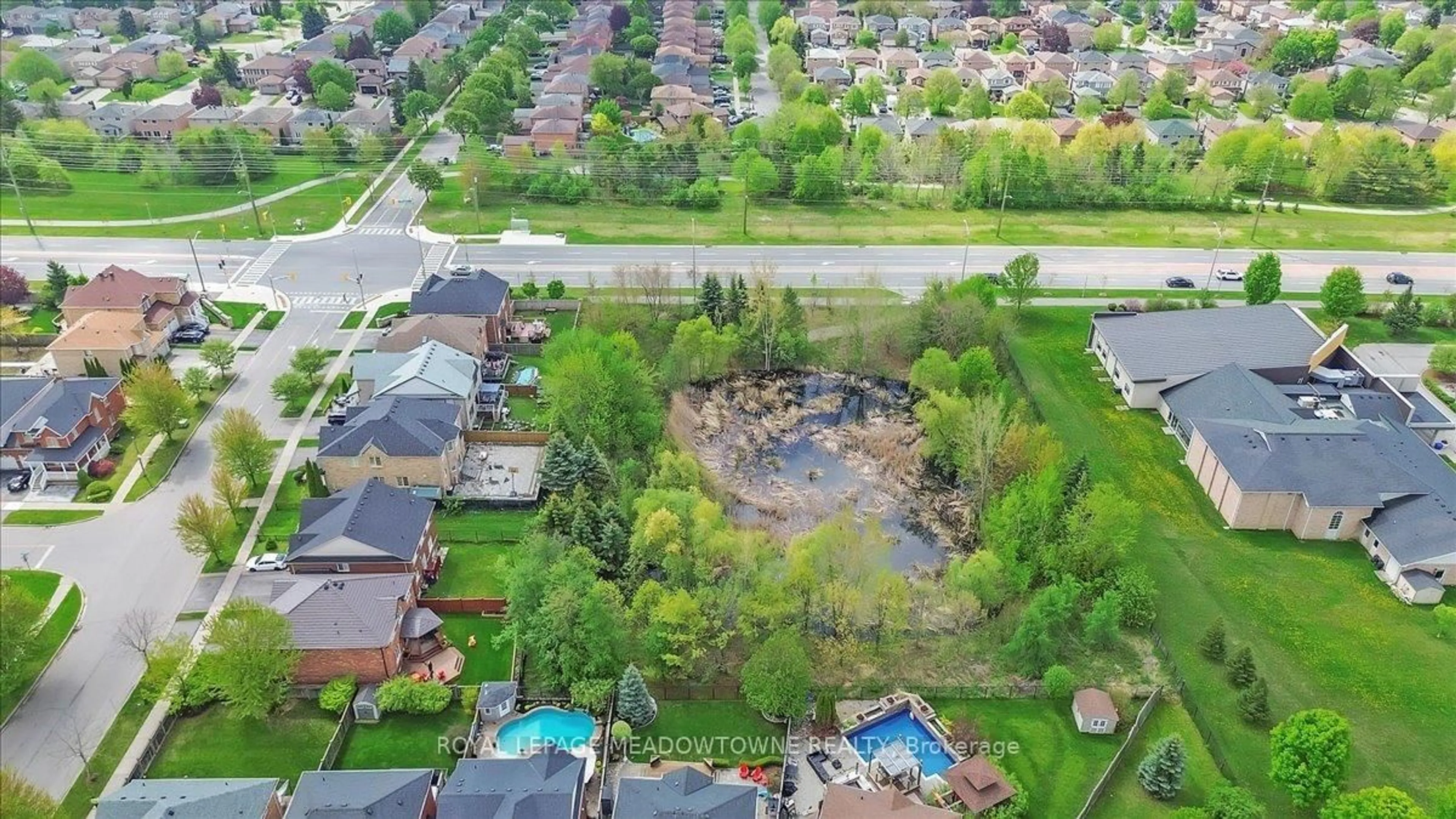 A pic from outside/outdoor area/front of a property/back of a property/a pic from drone, water/lake/river/ocean view for 5 Freer Cres, Ajax Ontario L1T 4N5