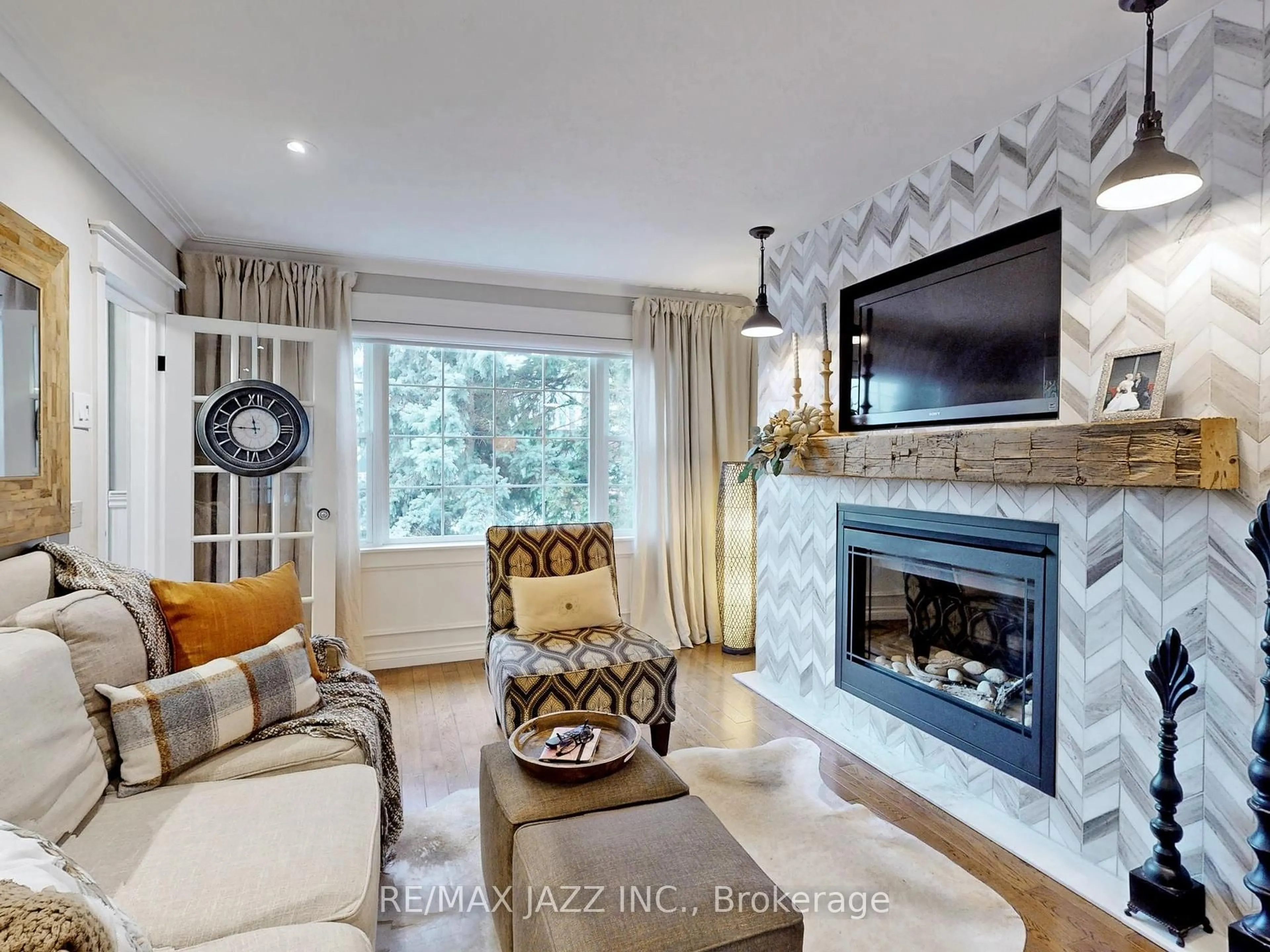 Living room with furniture, unknown for 1633 Charles St, Whitby Ontario L1N 1C1