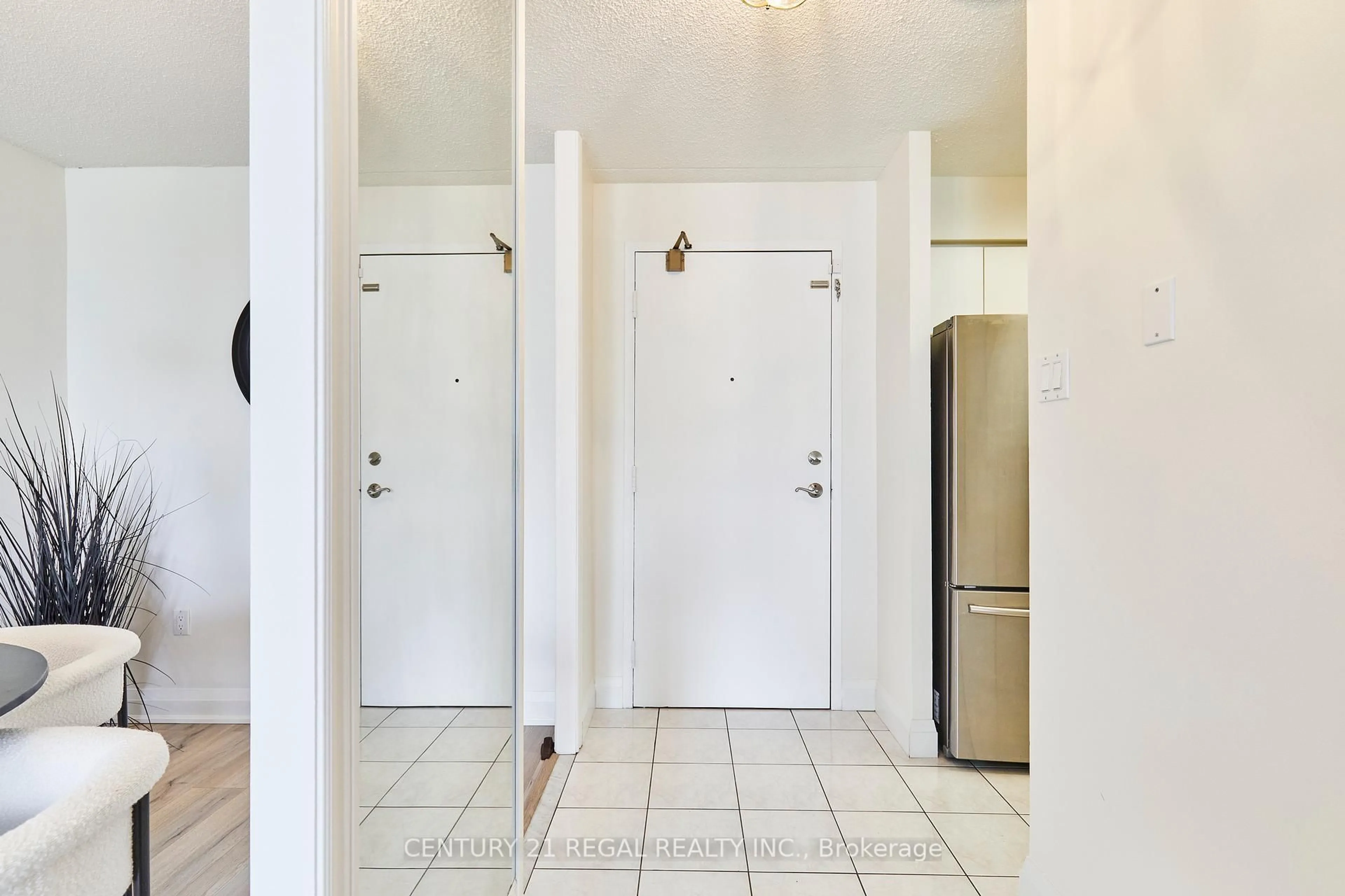 Indoor entryway for 1535 Diefenbaker Crt #408, Pickering Ontario L1V 3W2