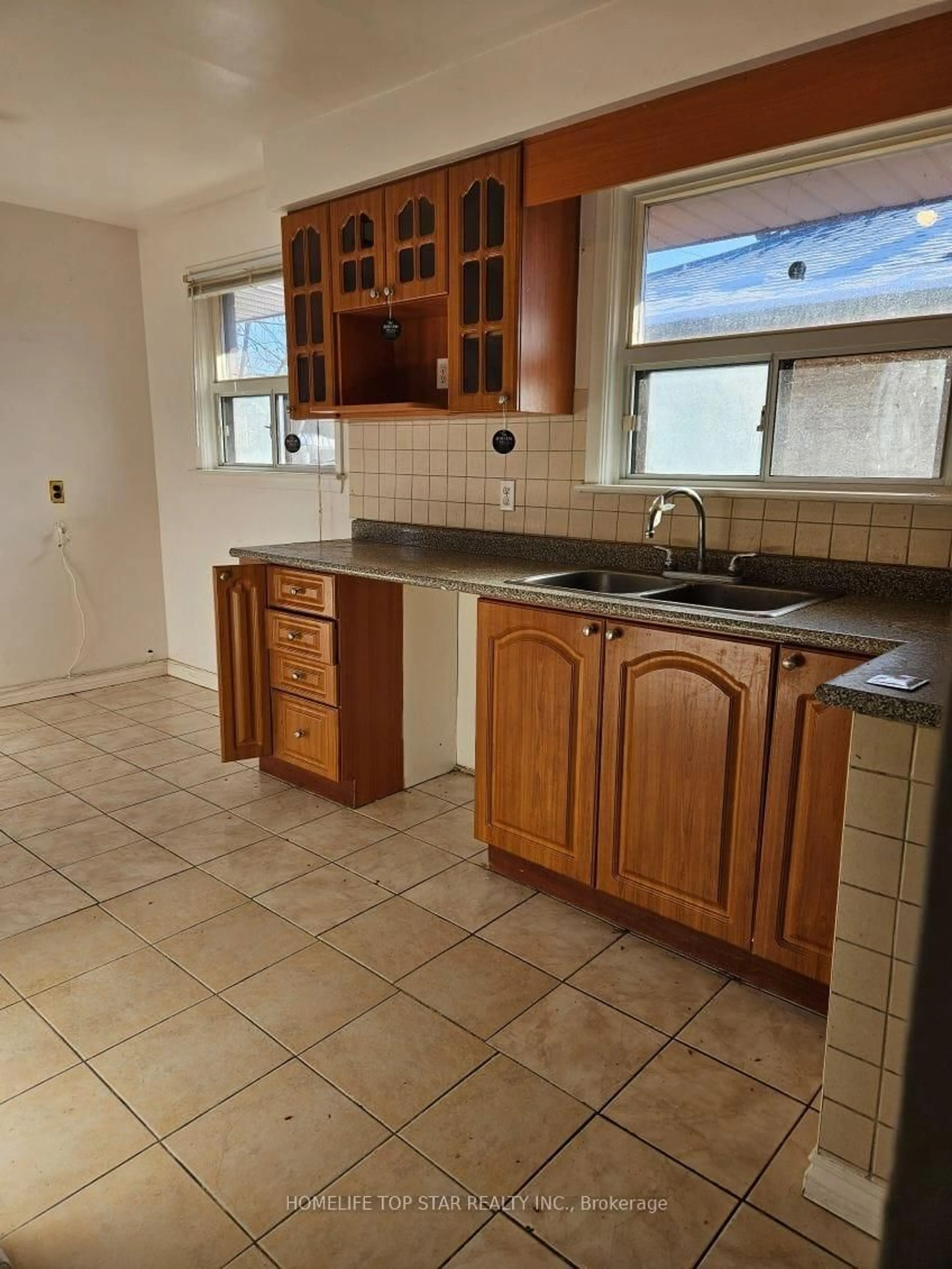 Standard kitchen, ceramic/tile floor for 20 Cicerella Cres, Toronto Ontario M1K 5B5