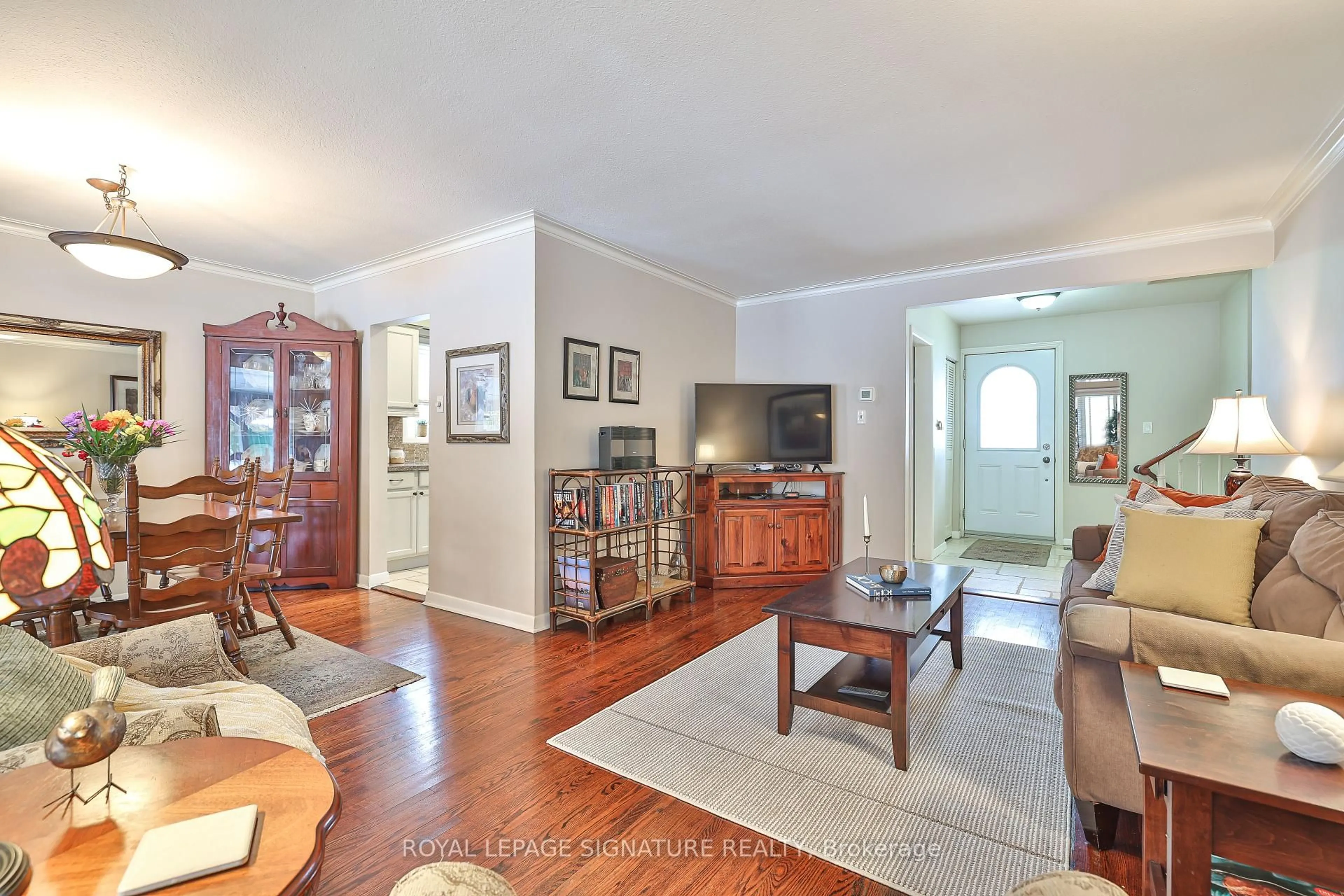 Living room with furniture, unknown for 21 Griselda Cres, Toronto Ontario M1G 3P5