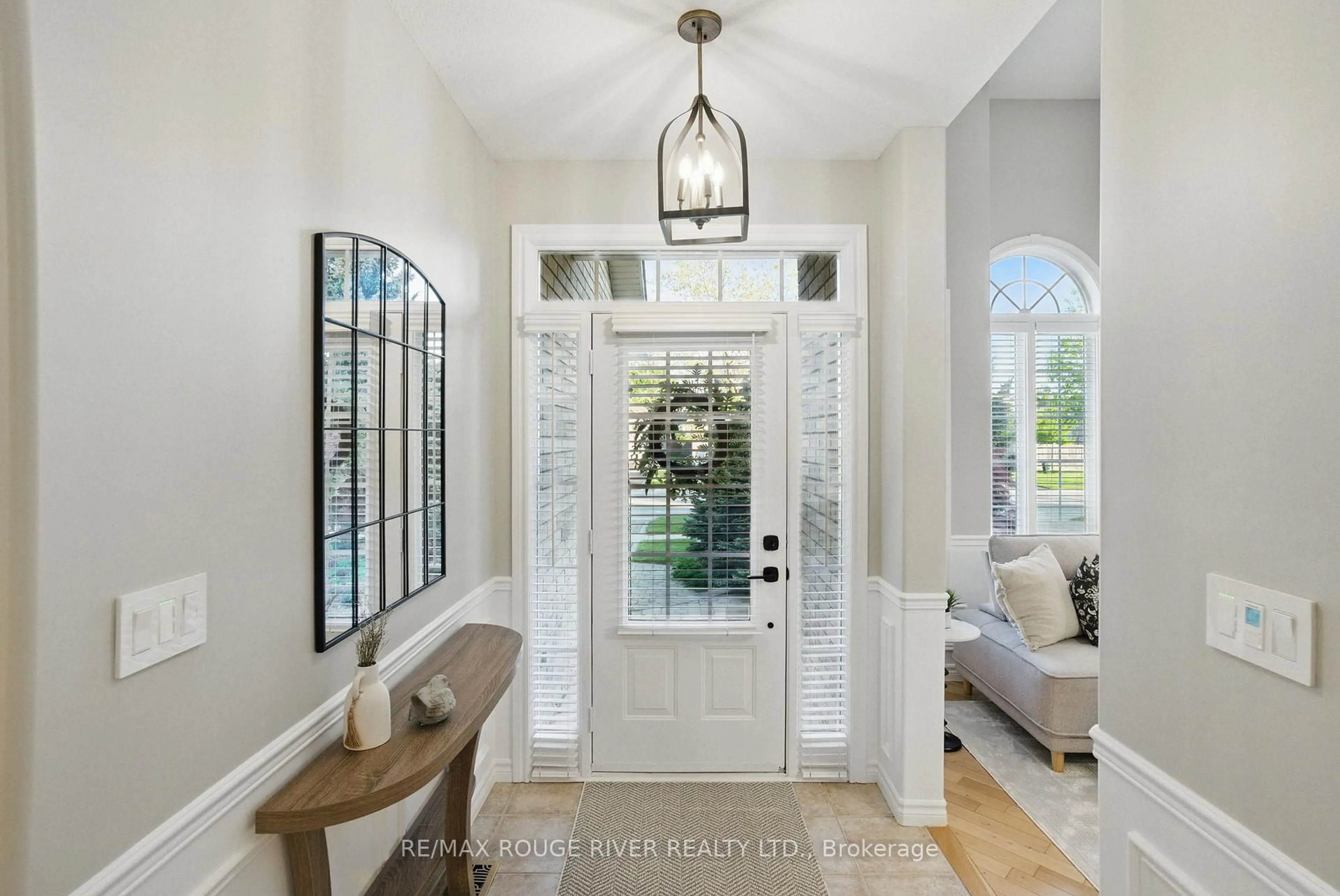 Indoor entryway for 476 Britannia Ave, Oshawa Ontario L1L 1B7