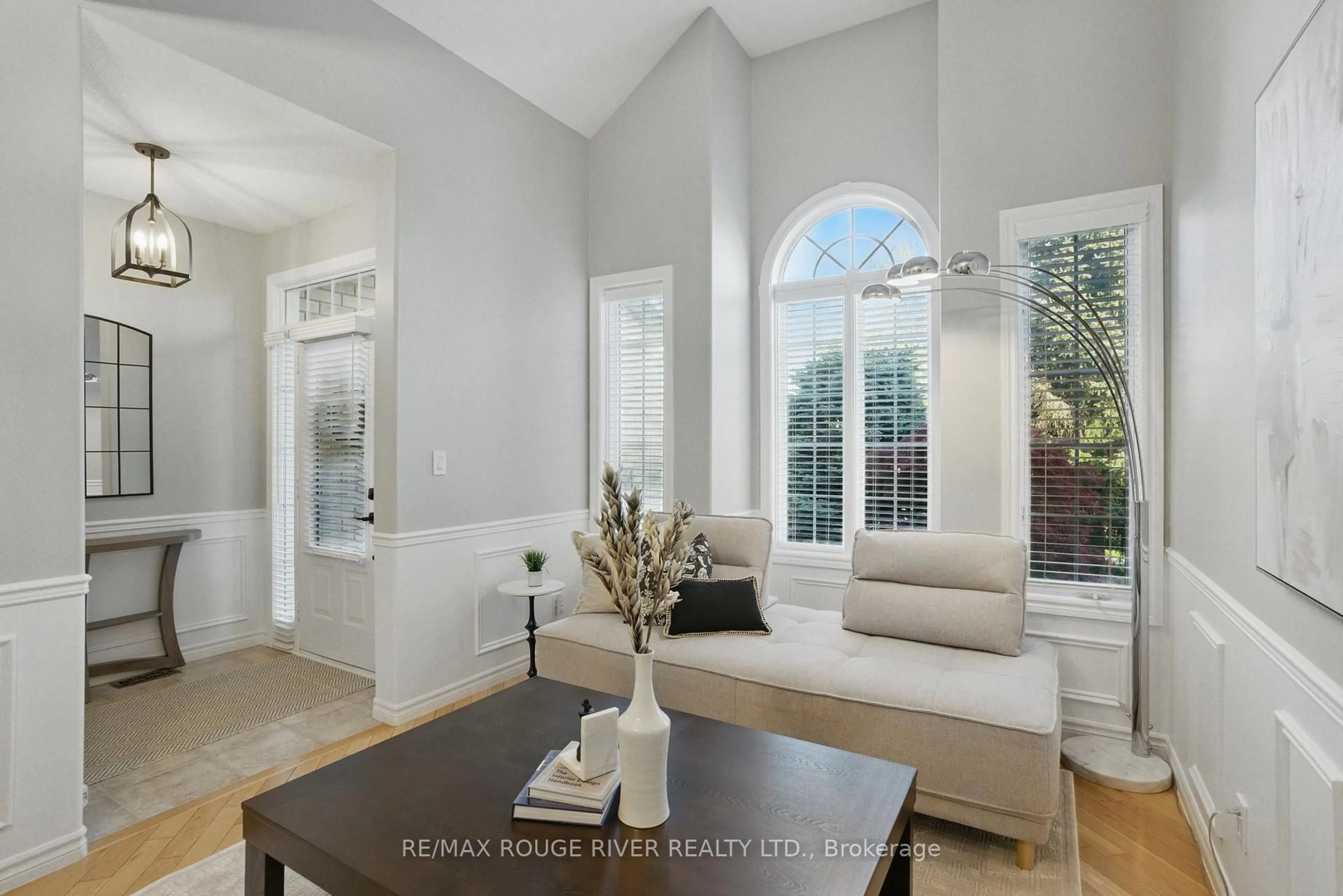 Indoor entryway for 476 Britannia Ave, Oshawa Ontario L1L 1B7