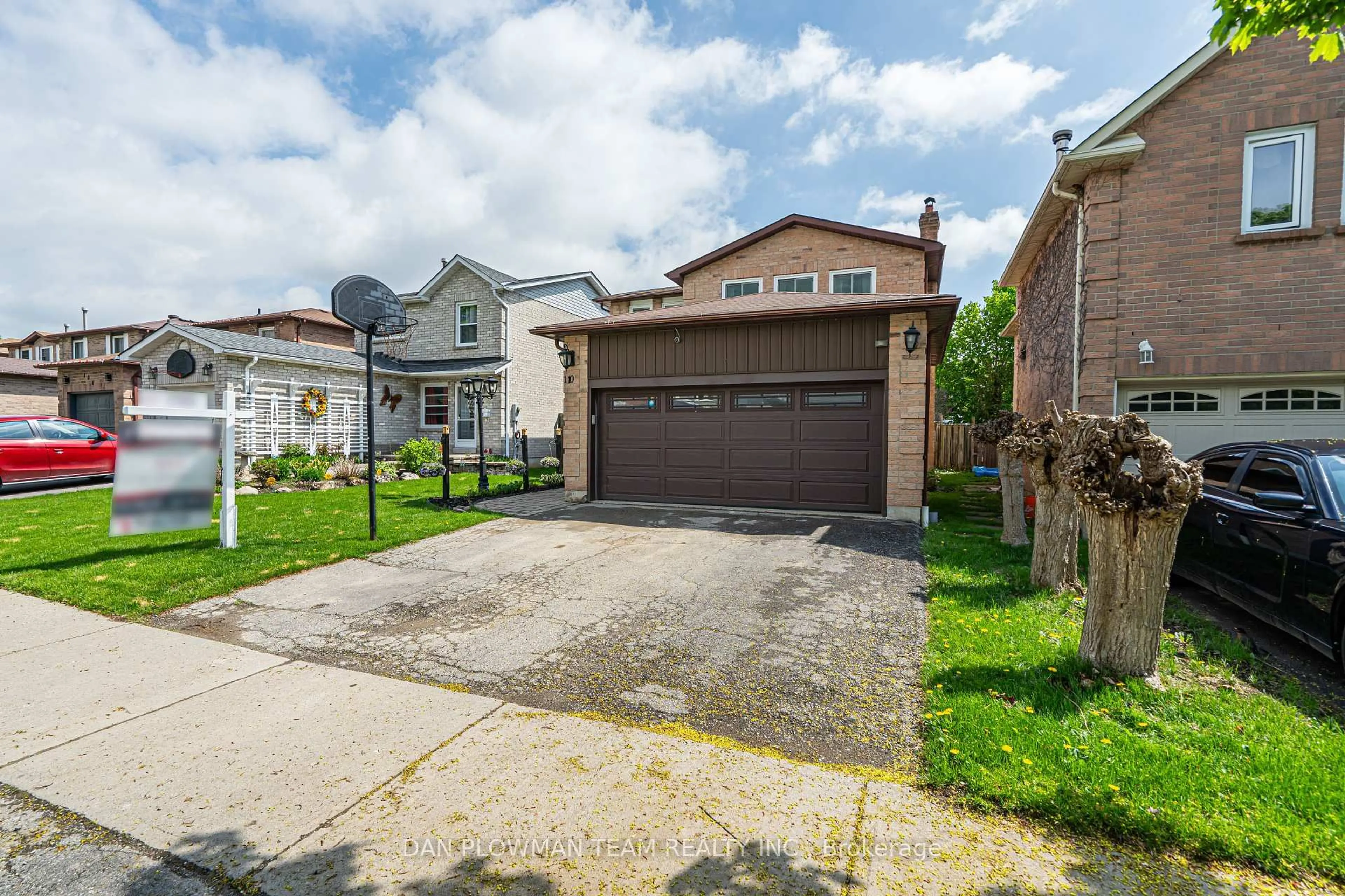 A pic from outside/outdoor area/front of a property/back of a property/a pic from drone, street for 110 Rotherglen Rd, Ajax Ontario L1T 1T3