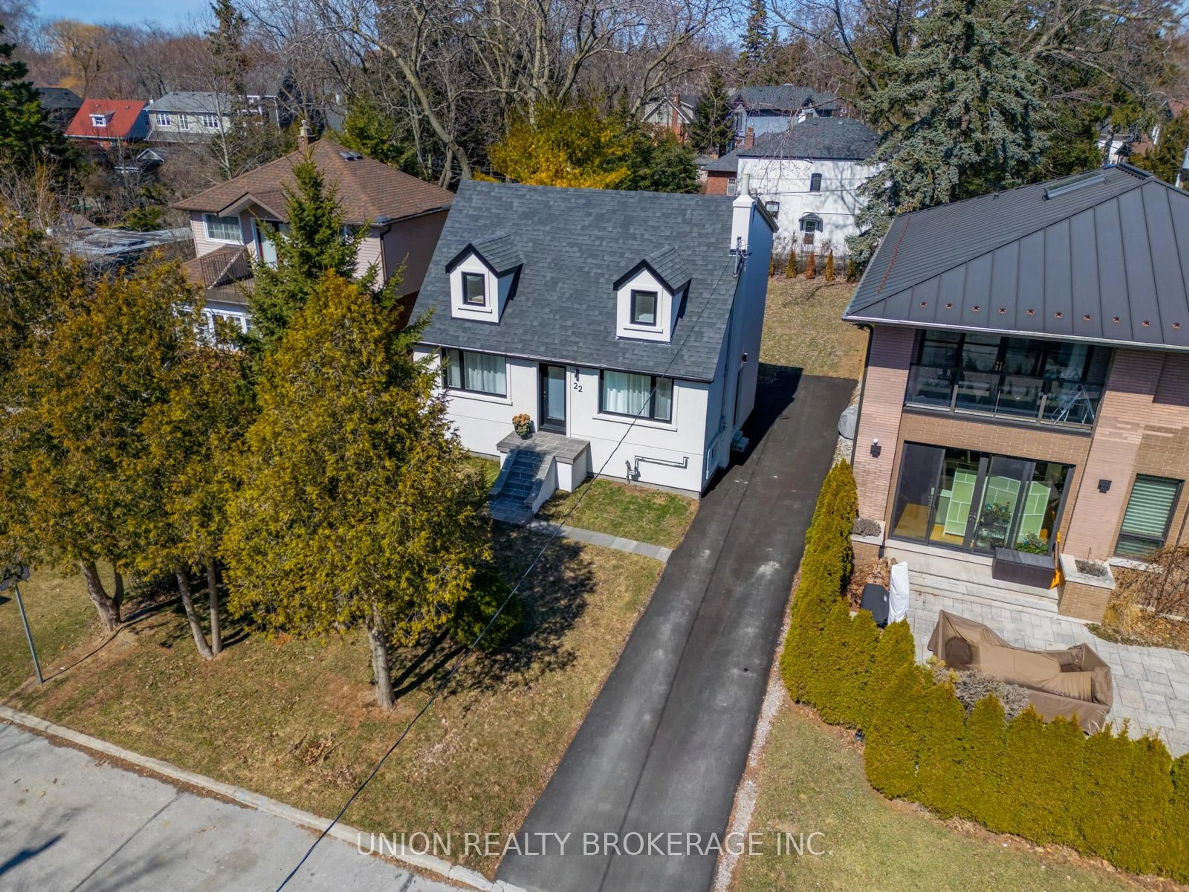 A pic from outside/outdoor area/front of a property/back of a property/a pic from drone, street for 22 Cliffcrest Dr, Toronto Ontario M1M 2K2