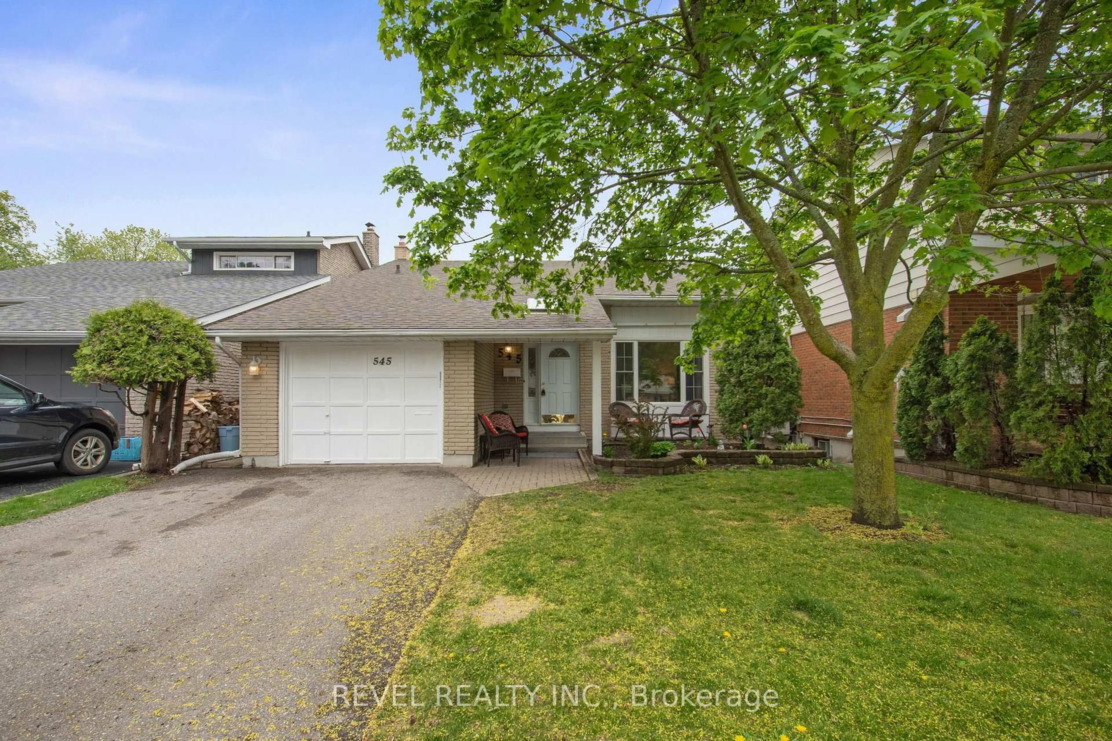 Home with vinyl exterior material, street for 545 Charrington Ave, Oshawa Ontario L1G 7L7