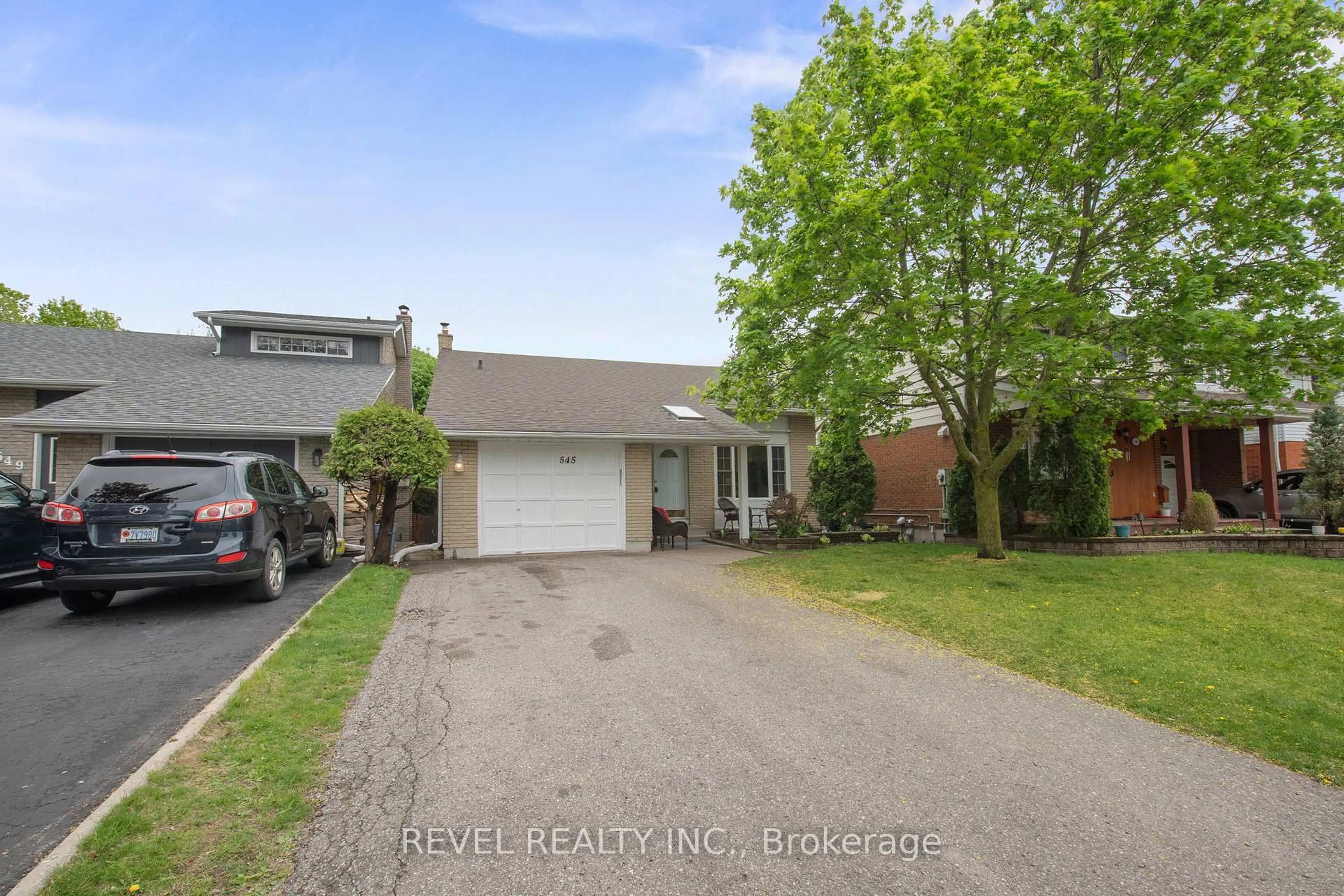 A pic from outside/outdoor area/front of a property/back of a property/a pic from drone, street for 545 Charrington Ave, Oshawa Ontario L1G 7L7