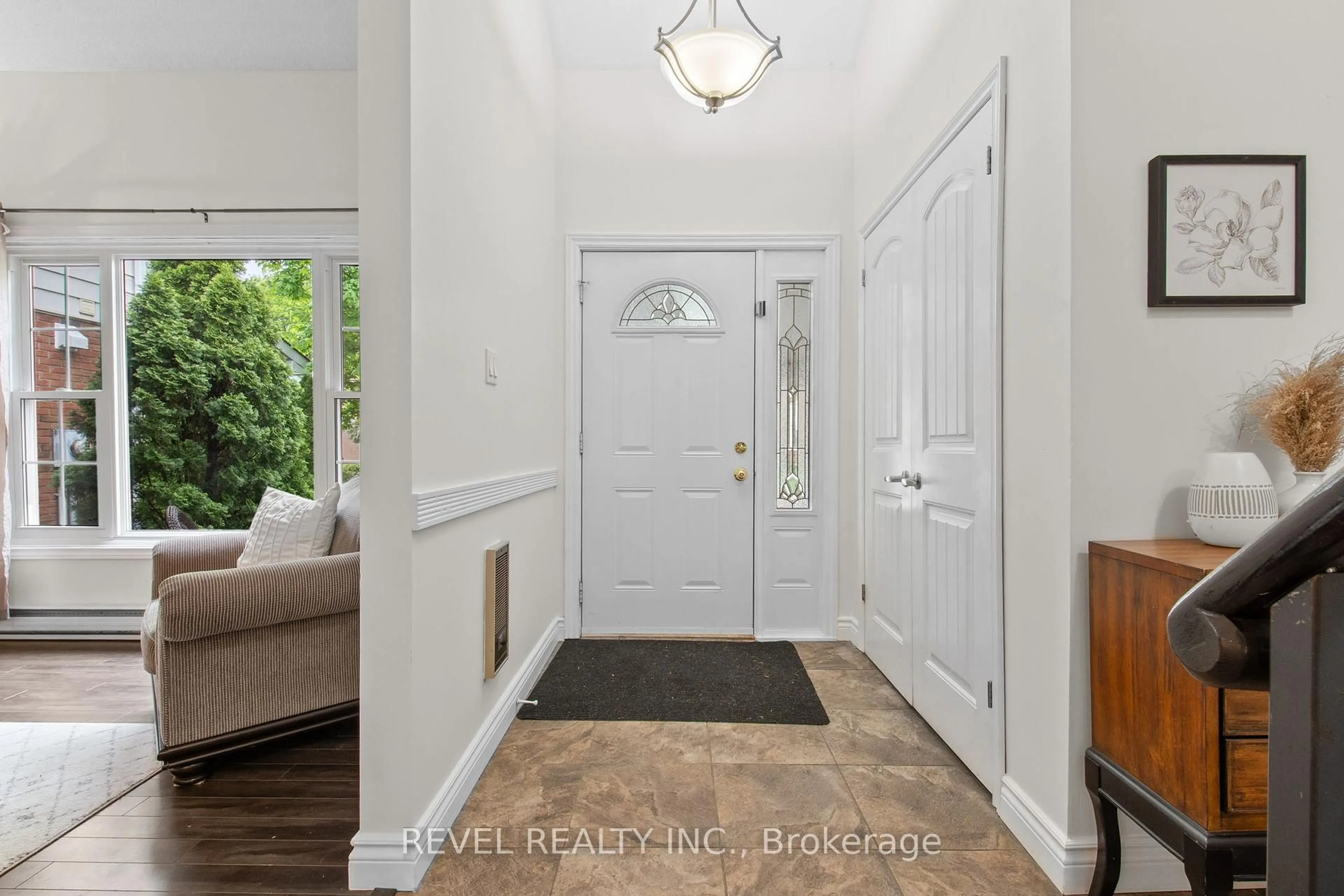 Indoor entryway for 545 Charrington Ave, Oshawa Ontario L1G 7L7