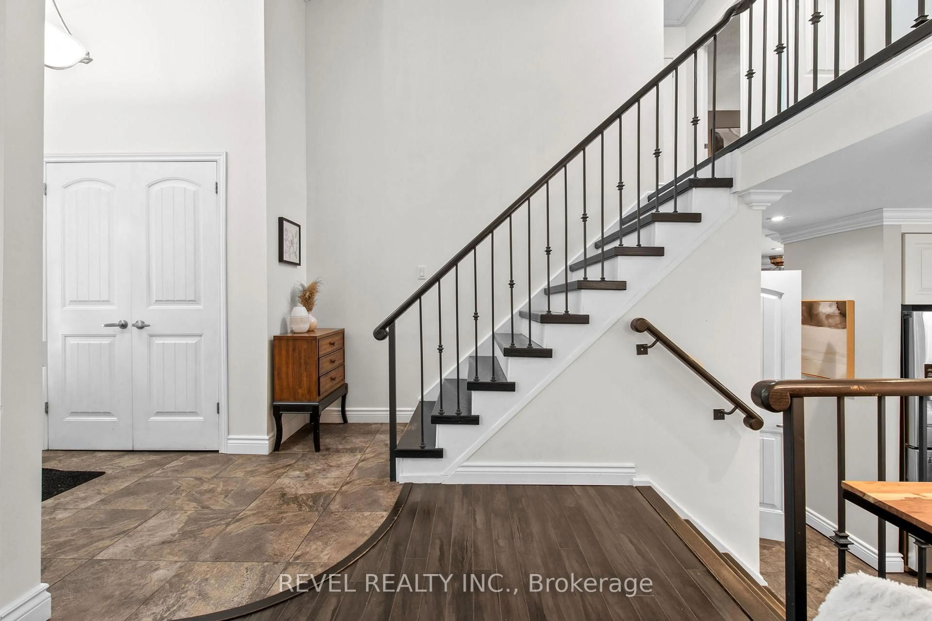 Indoor entryway for 545 Charrington Ave, Oshawa Ontario L1G 7L7