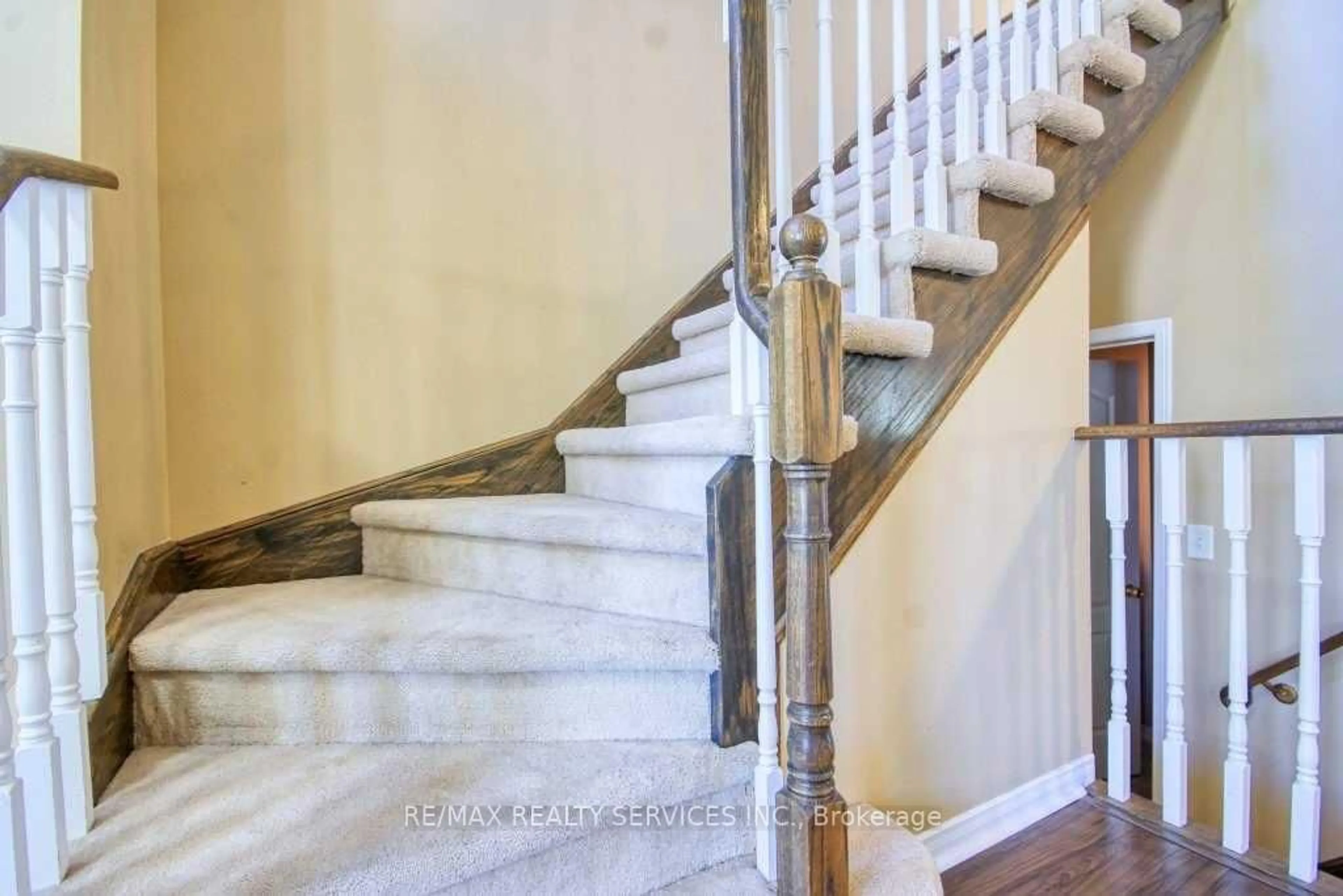 Stairs for 1368 Dumont St, Oshawa Ontario L1K 2V3