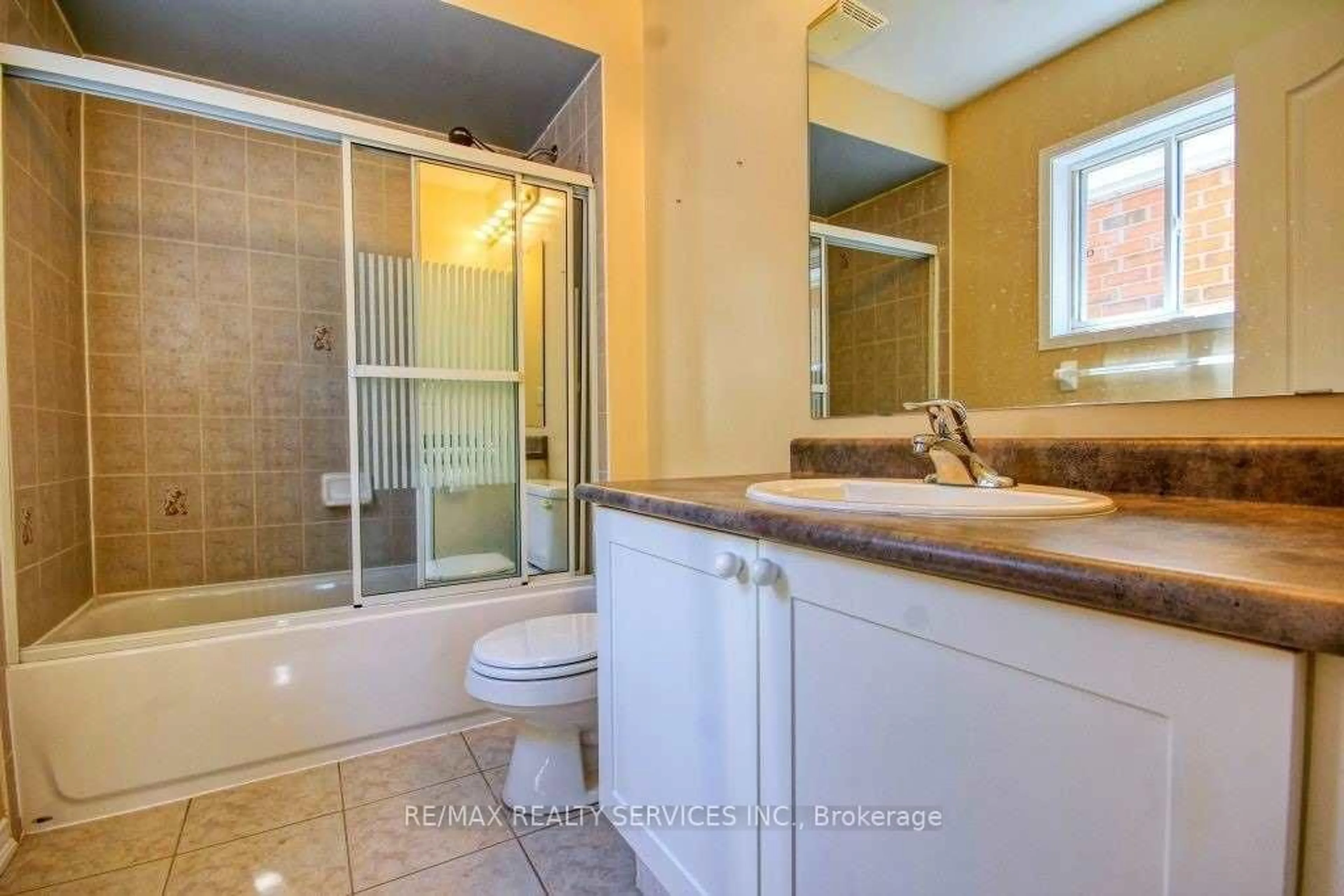 Standard bathroom, ceramic/tile floor for 1368 Dumont St, Oshawa Ontario L1K 2V3