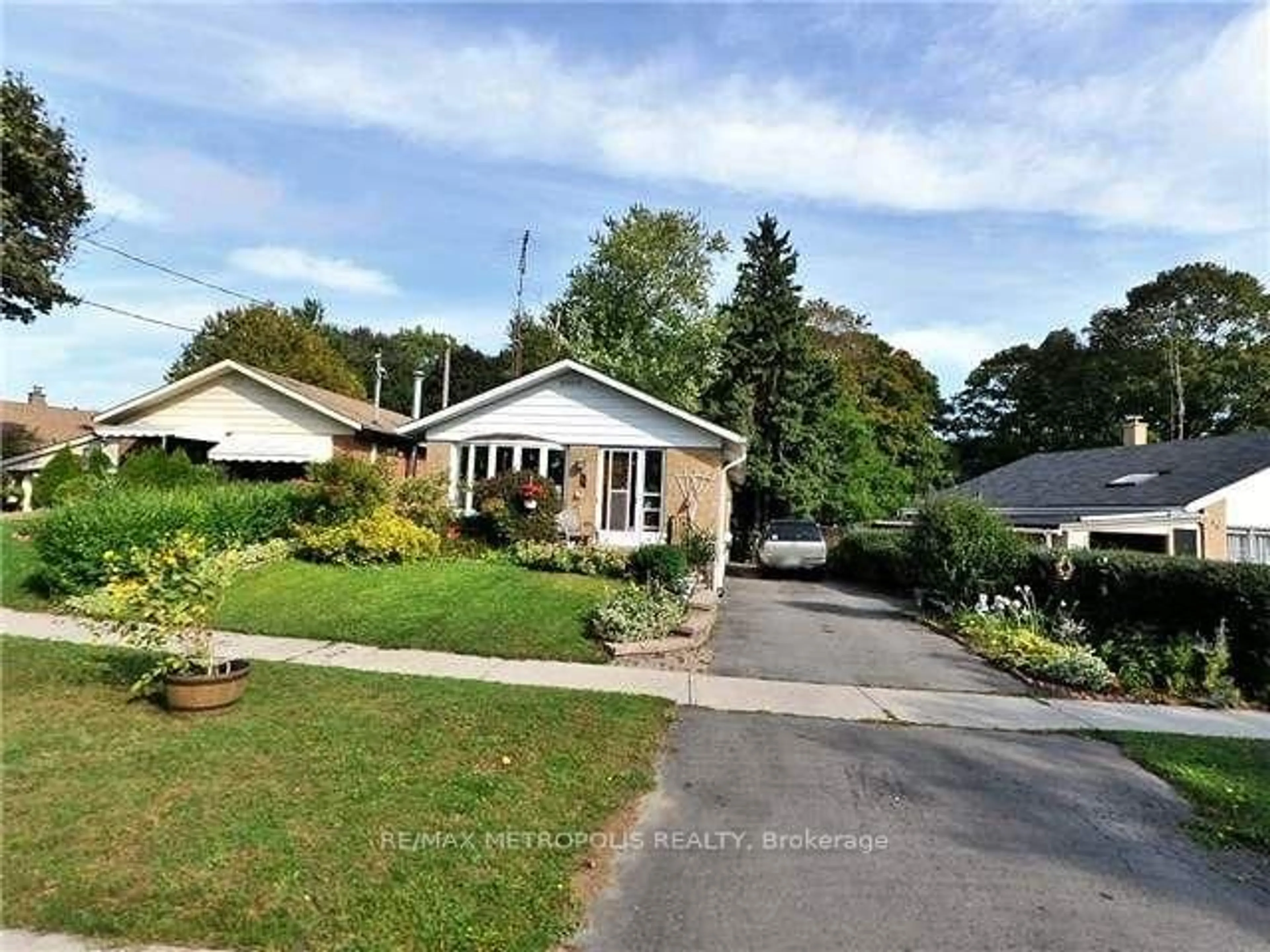 A pic from outside/outdoor area/front of a property/back of a property/a pic from drone, street for 38 Copping Rd, Toronto Ontario M1G 3J8