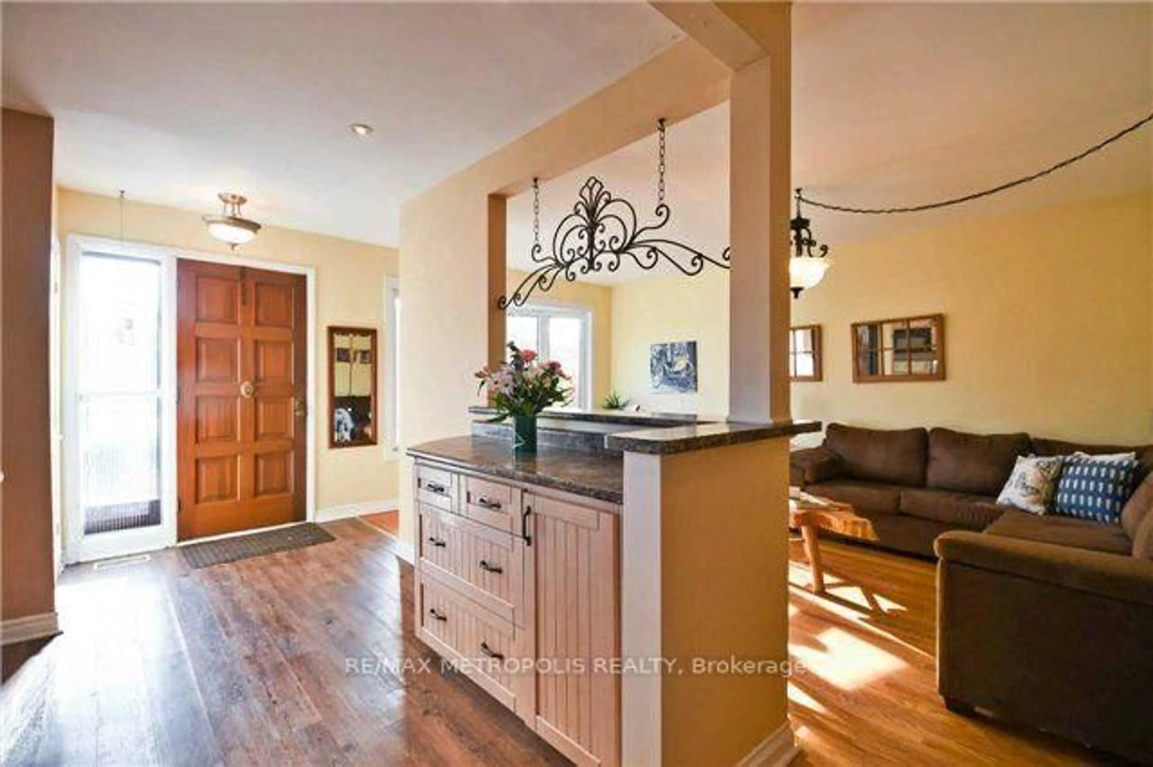 Open concept kitchen, ceramic/tile floor for 38 Copping Rd, Toronto Ontario M1G 3J8