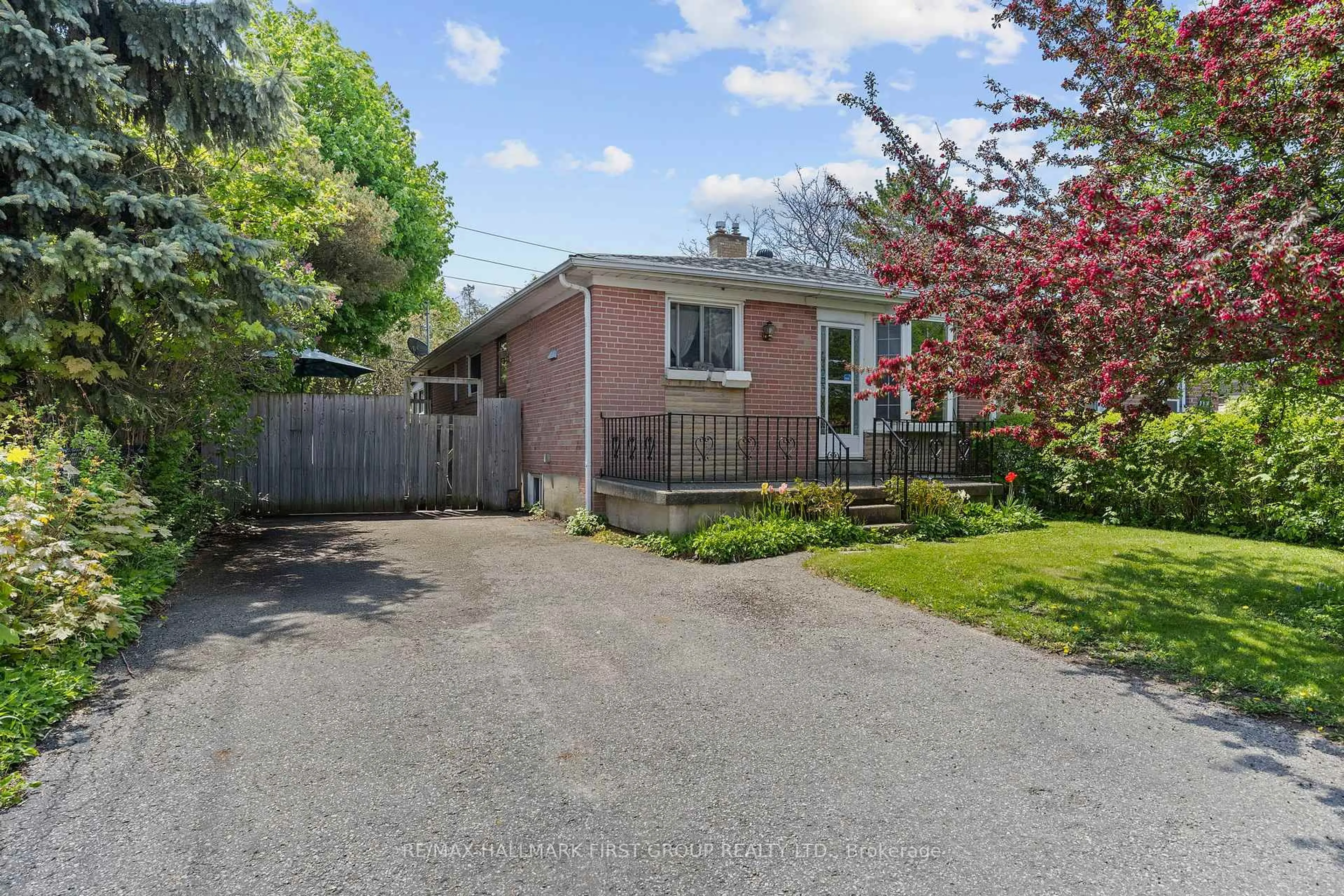 Unknown for 121 Emperor St, Ajax Ontario L1S 1N3