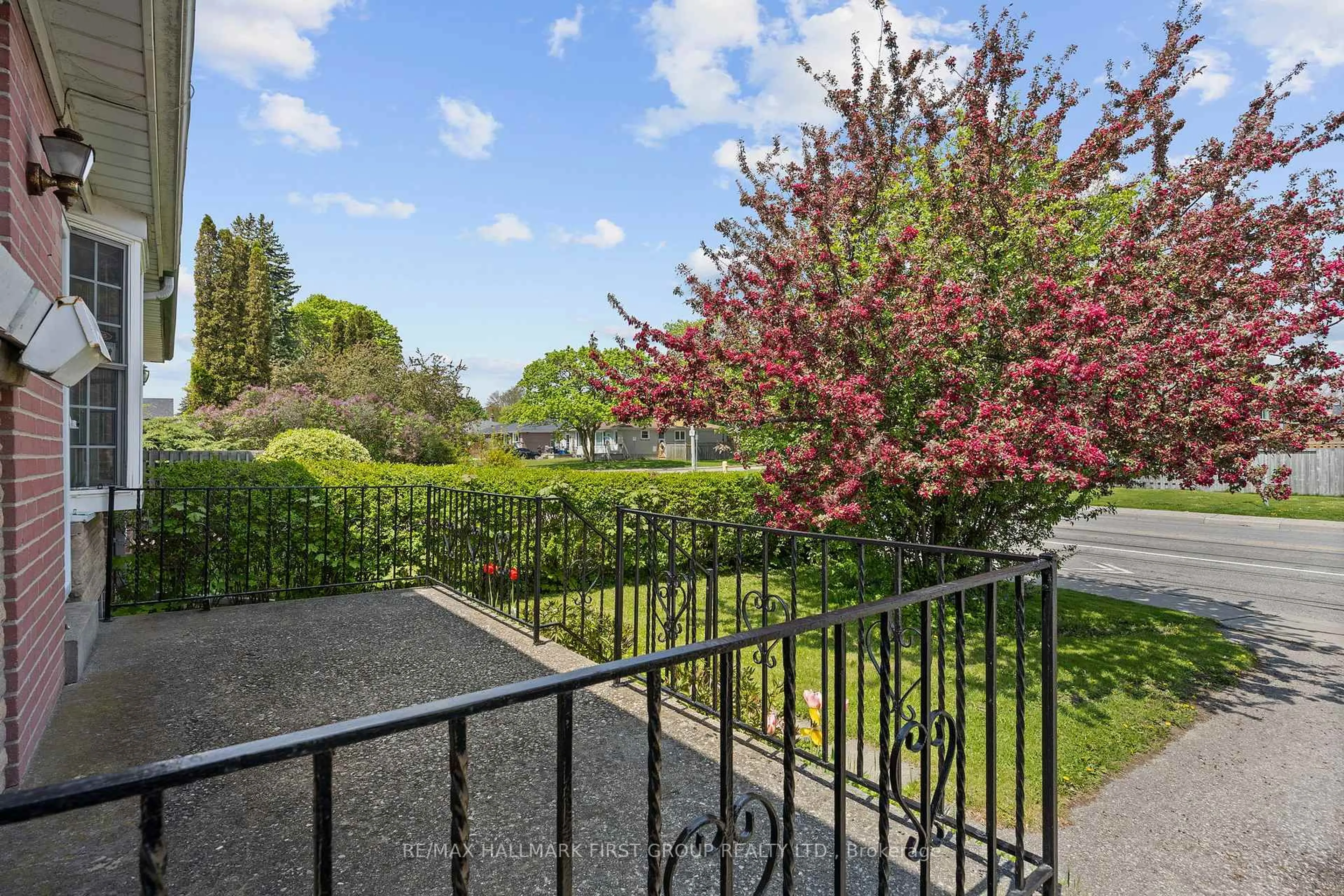 A pic from outside/outdoor area/front of a property/back of a property/a pic from drone, street for 121 Emperor St, Ajax Ontario L1S 1N3