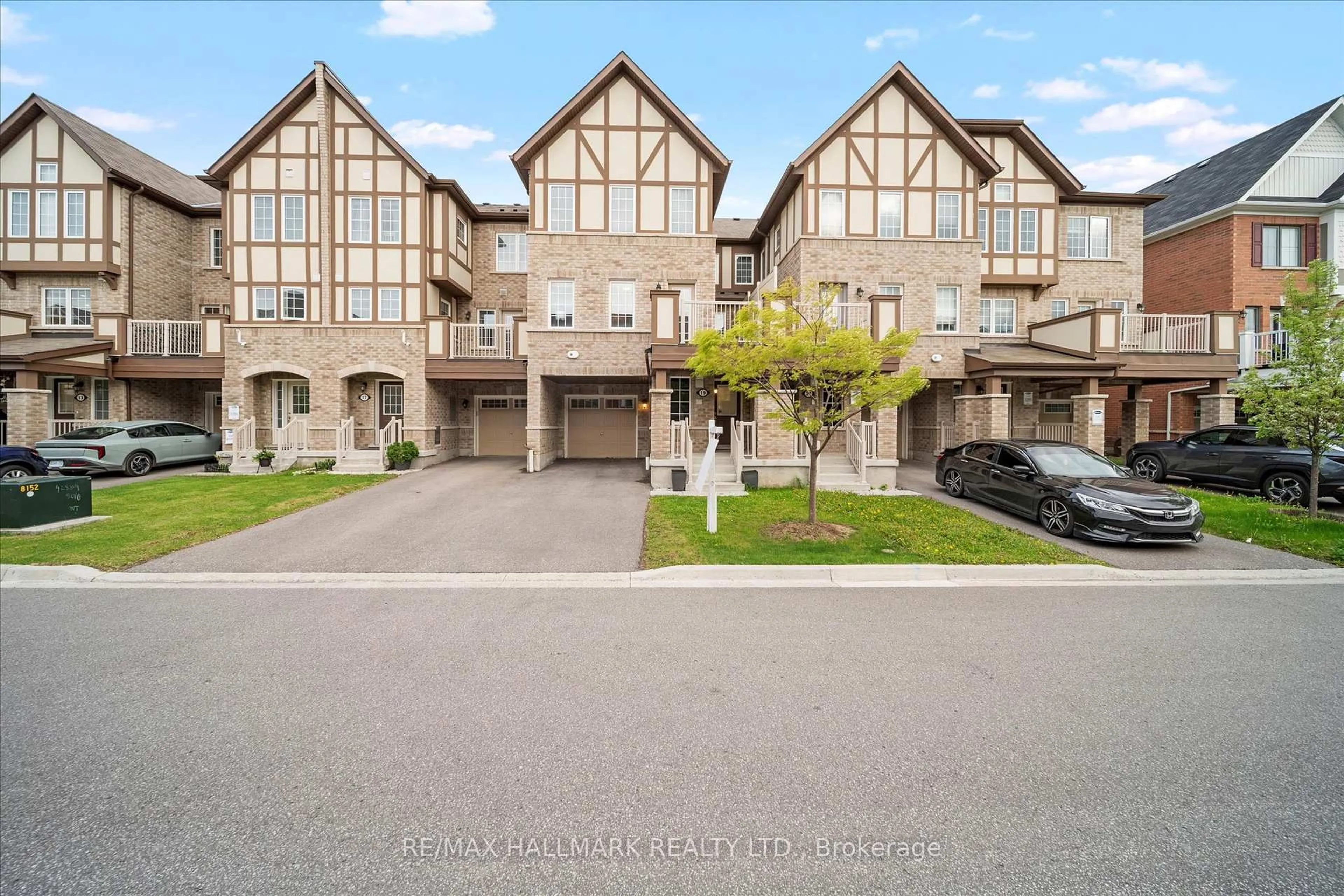 A pic from outside/outdoor area/front of a property/back of a property/a pic from drone, street for 19 Bluegill Cres, Whitby Ontario L1P 0E4