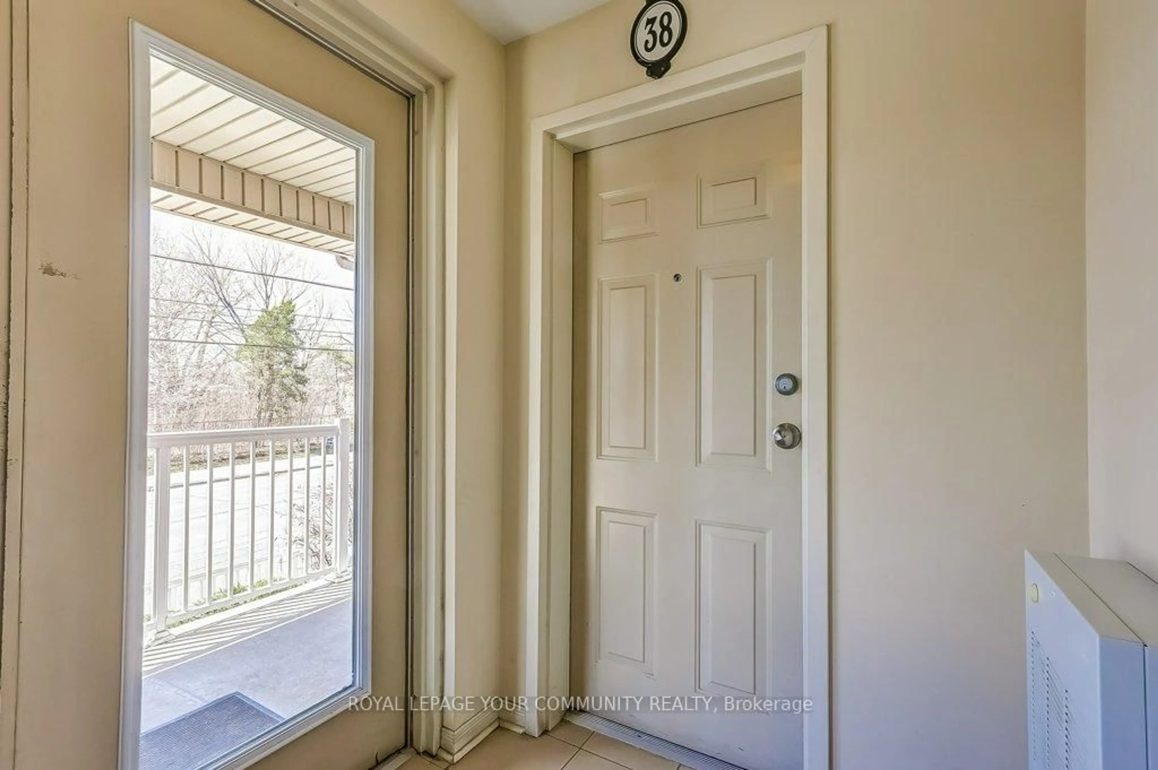Indoor entryway for 651 Warden Ave #D38, Toronto Ontario M1L 0E8