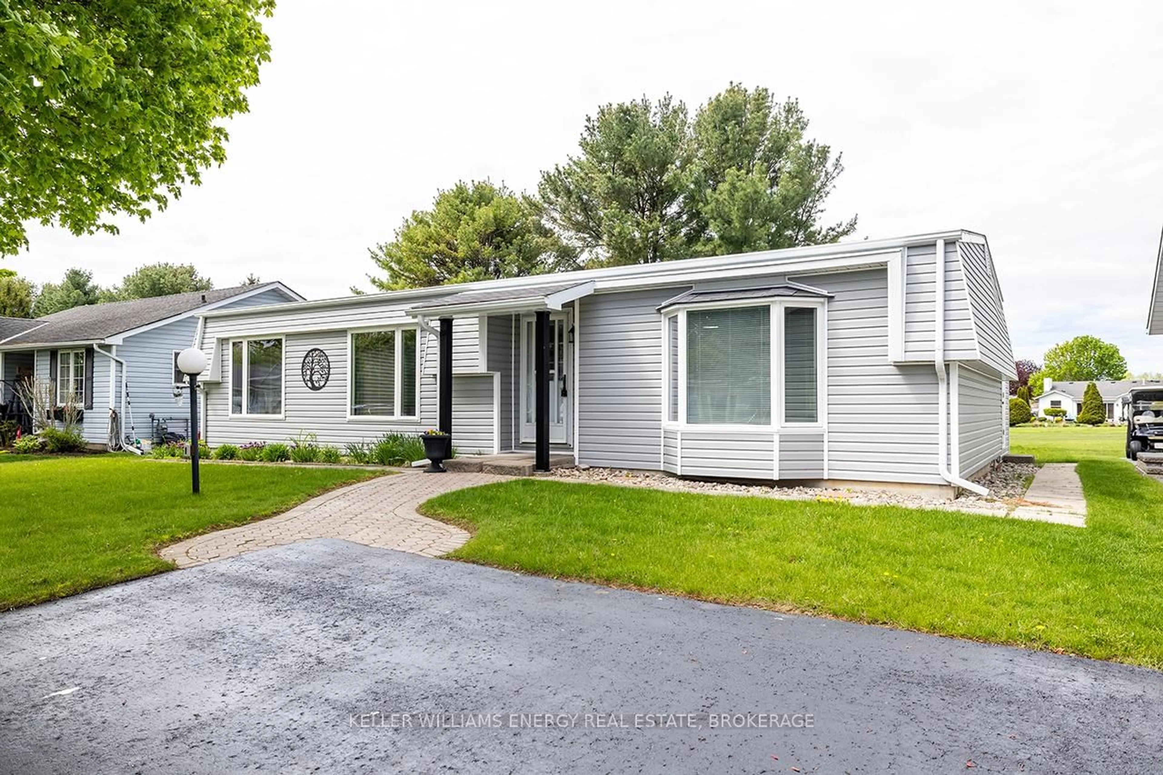 Home with vinyl exterior material, street for 14 Fairway Dr, Clarington Ontario L1B 1B3