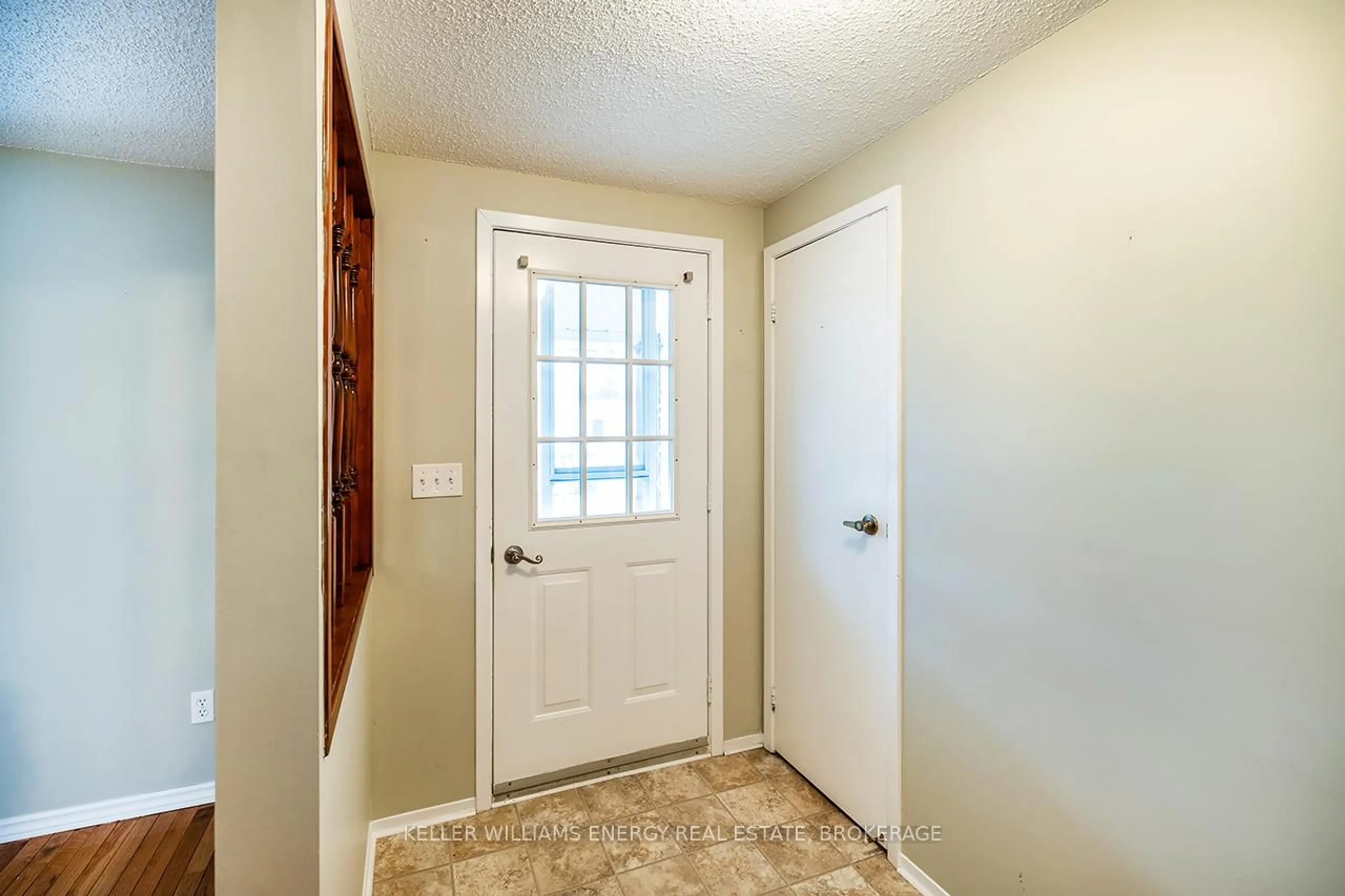 Indoor entryway for 14 Fairway Dr, Clarington Ontario L1B 1B3