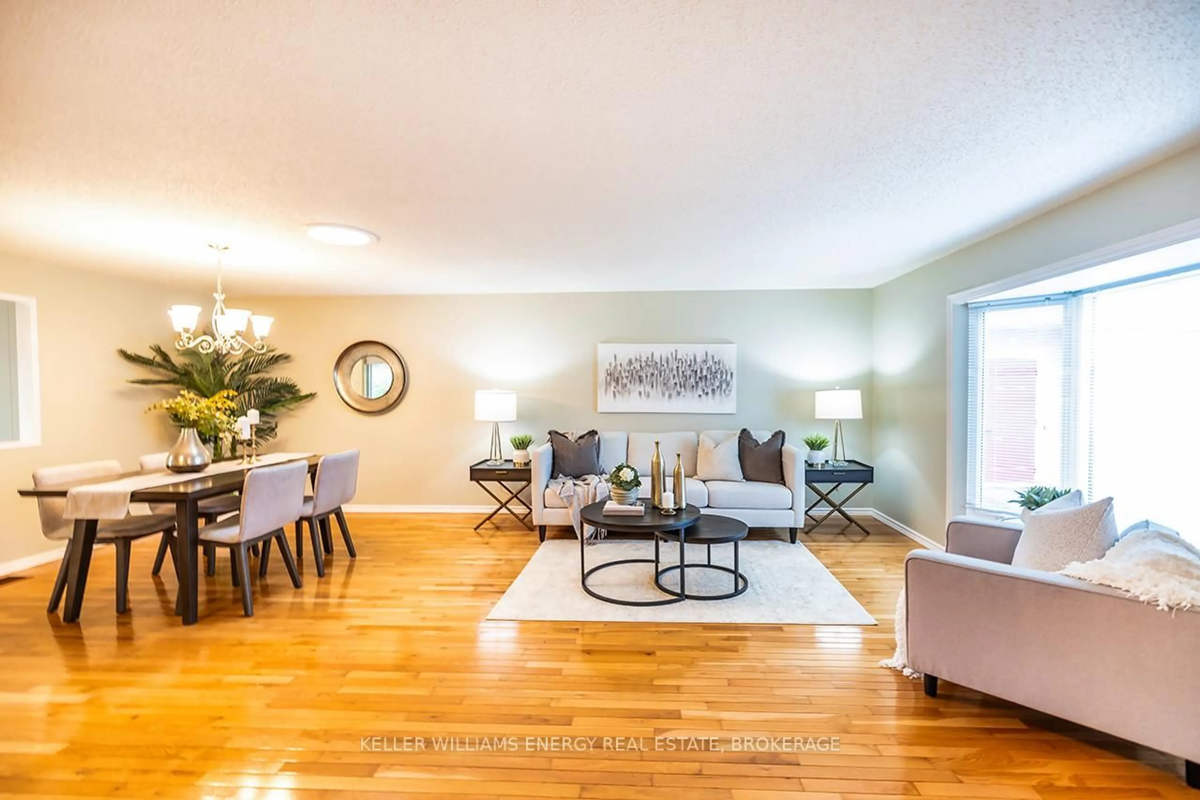 Living room with furniture, wood/laminate floor for 14 Fairway Dr, Clarington Ontario L1B 1B3