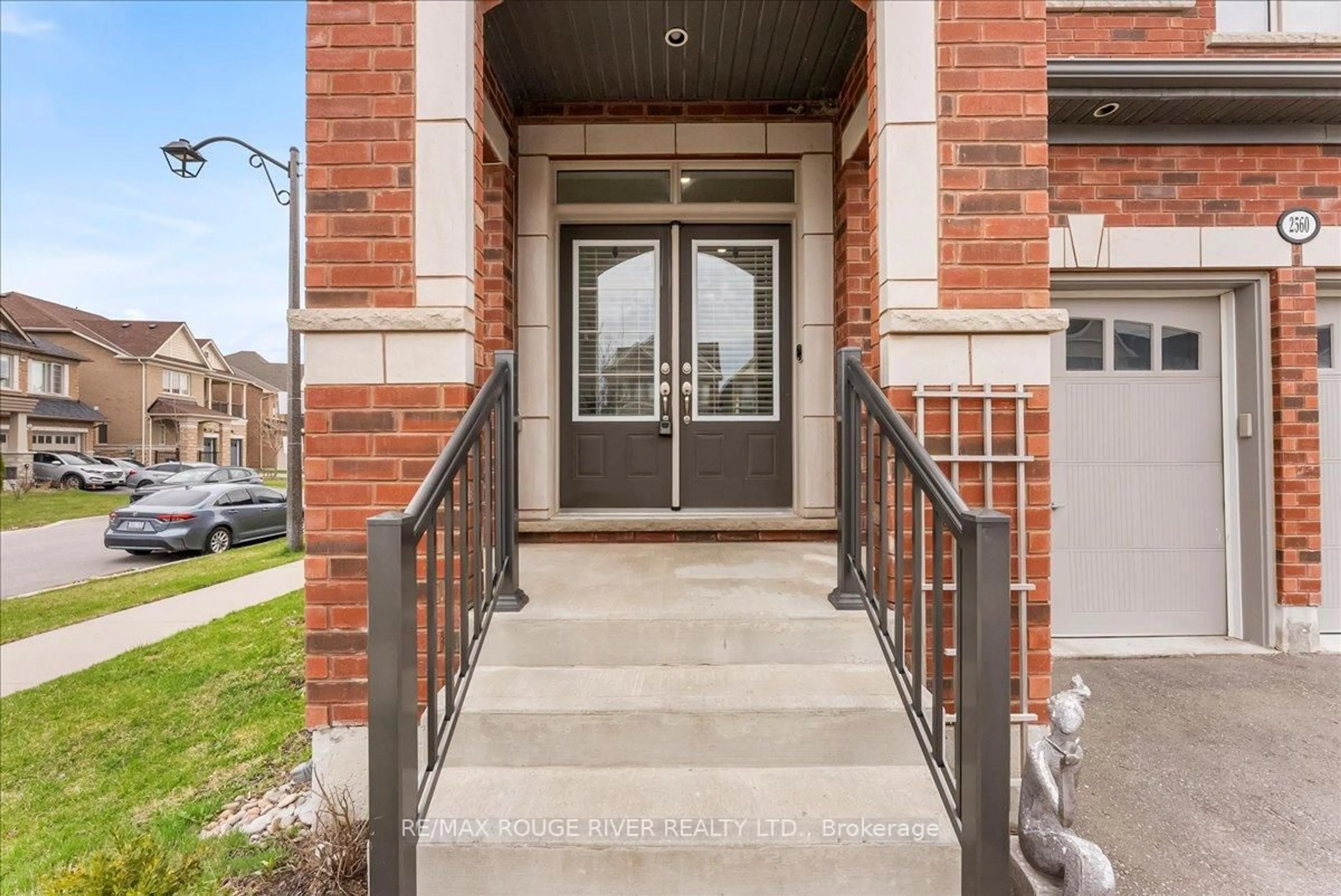 Indoor entryway for 2560 Bandsman Cres, Oshawa Ontario L1L 0M2
