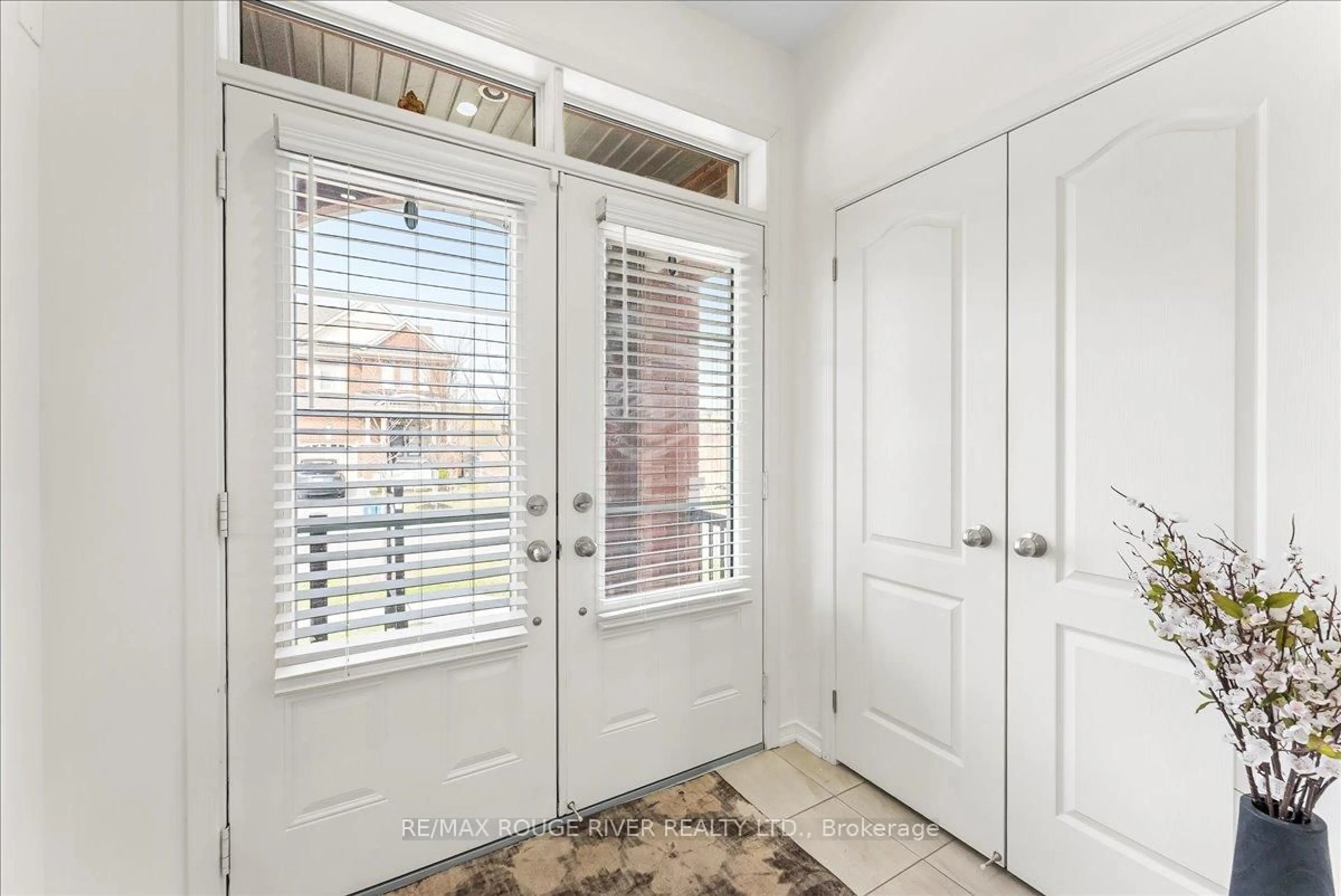 Indoor entryway for 2560 Bandsman Cres, Oshawa Ontario L1L 0M2