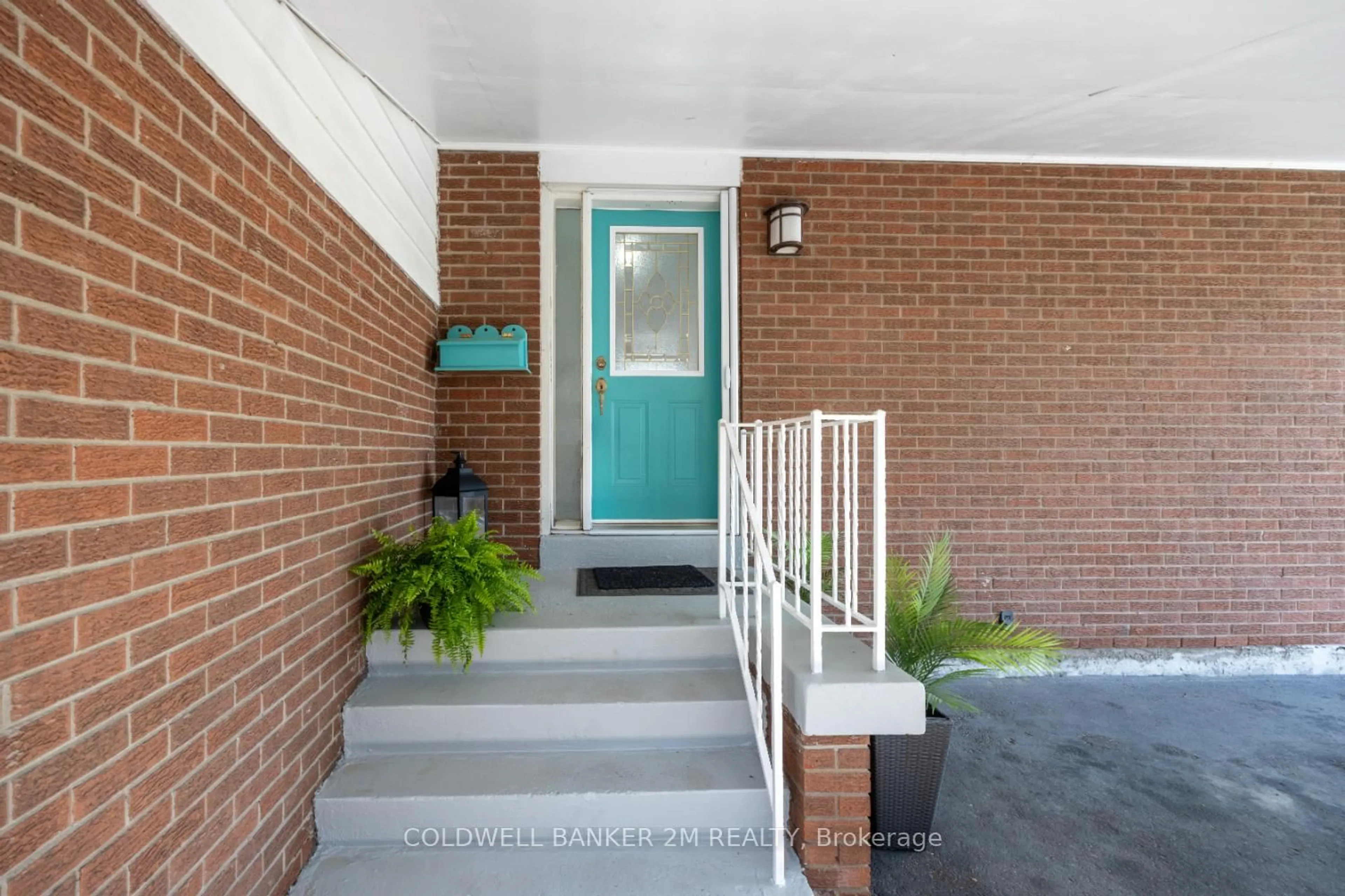 Indoor entryway for 246 Harmony Rd, Oshawa Ontario L1G 6L5