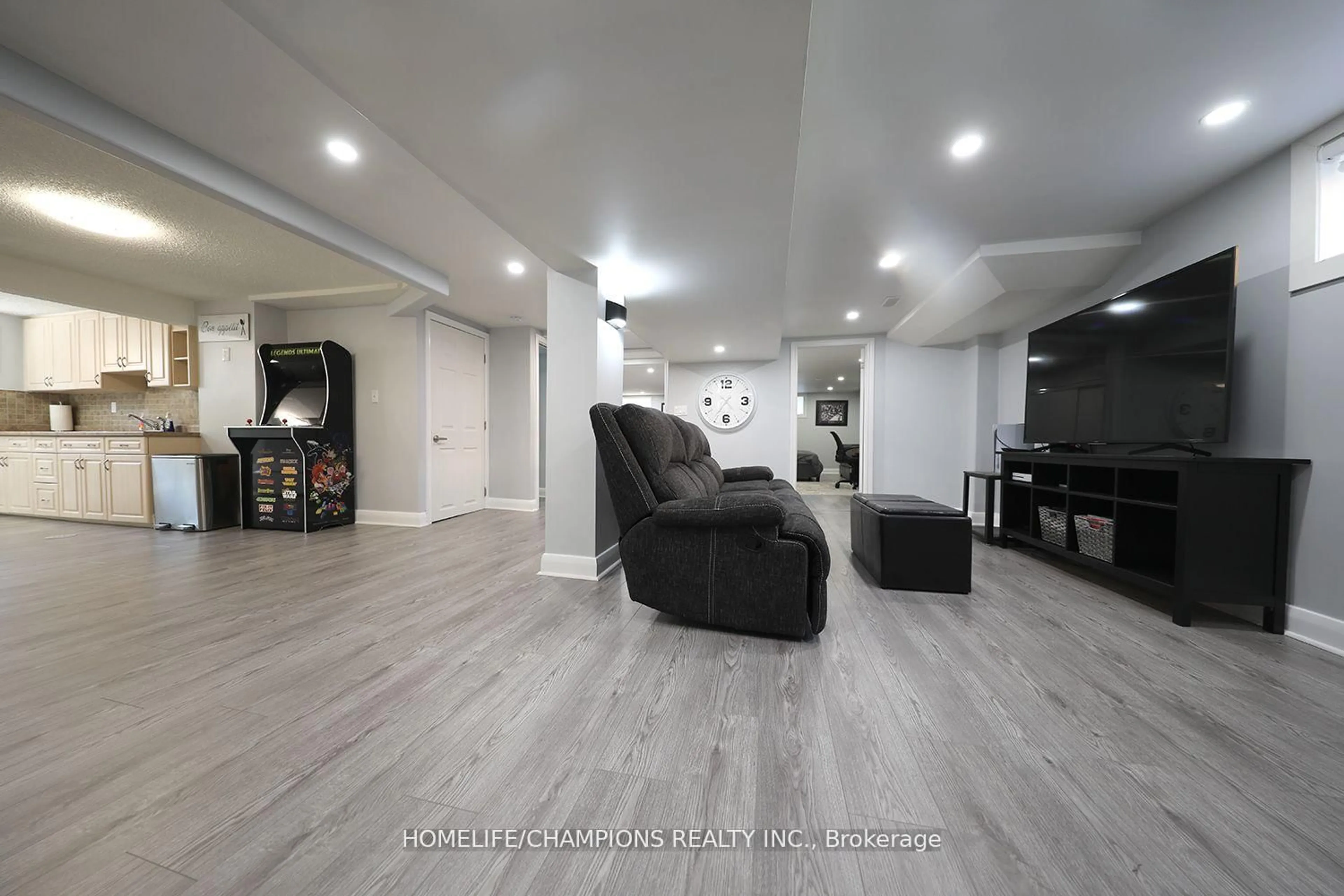 Living room with furniture, unknown for 646 Chancery Crt, Oshawa Ontario L1G 6P8