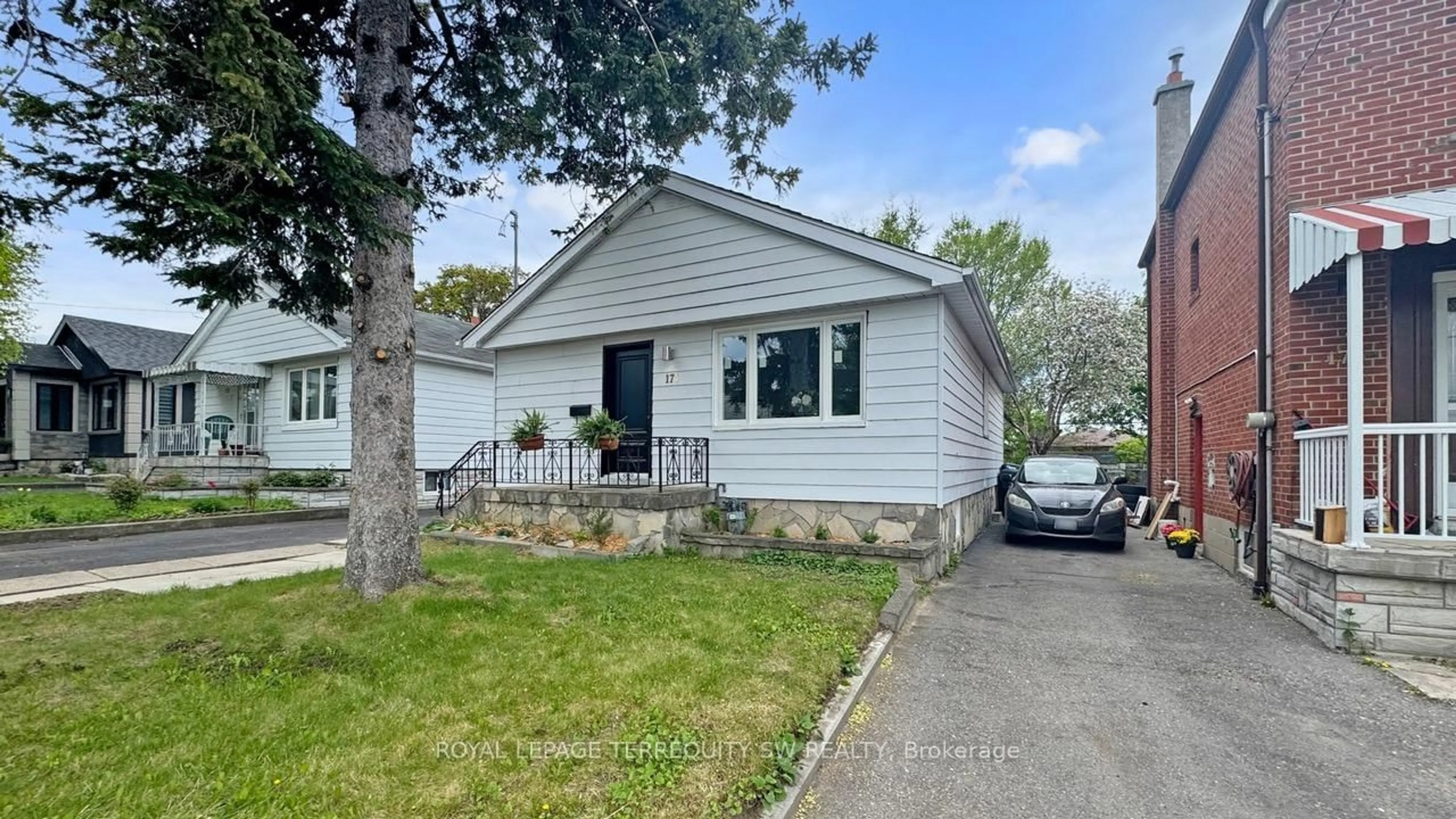 Home with vinyl exterior material, street for 174 Linden Ave, Toronto Ontario M1K 3H8